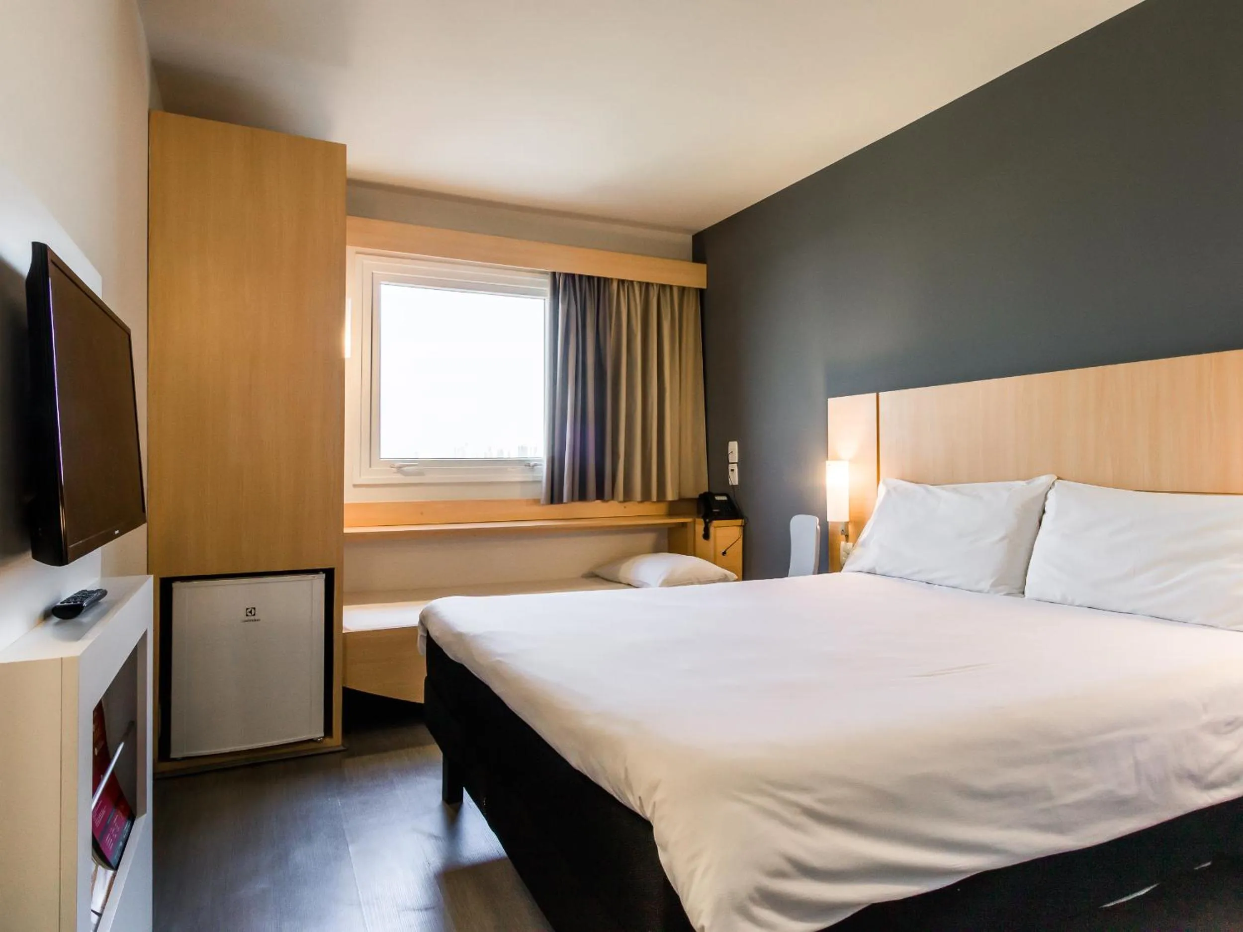 Double Room with Extra Child Bed - single occupancy in ibis Marilia