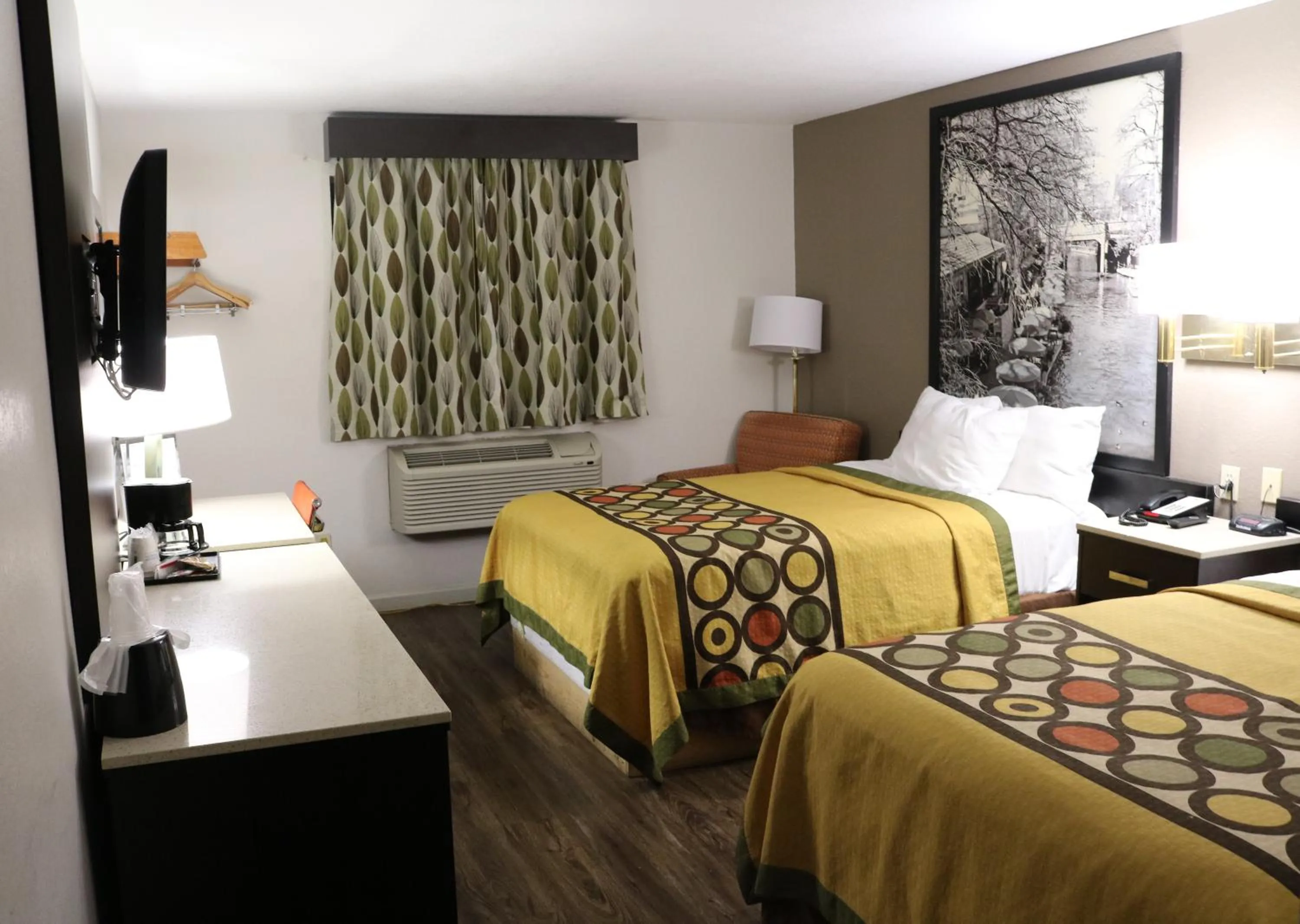 Double Room with Two Double Beds - Smoking in Super 8 by Wyndham San Antonio/I-35 North