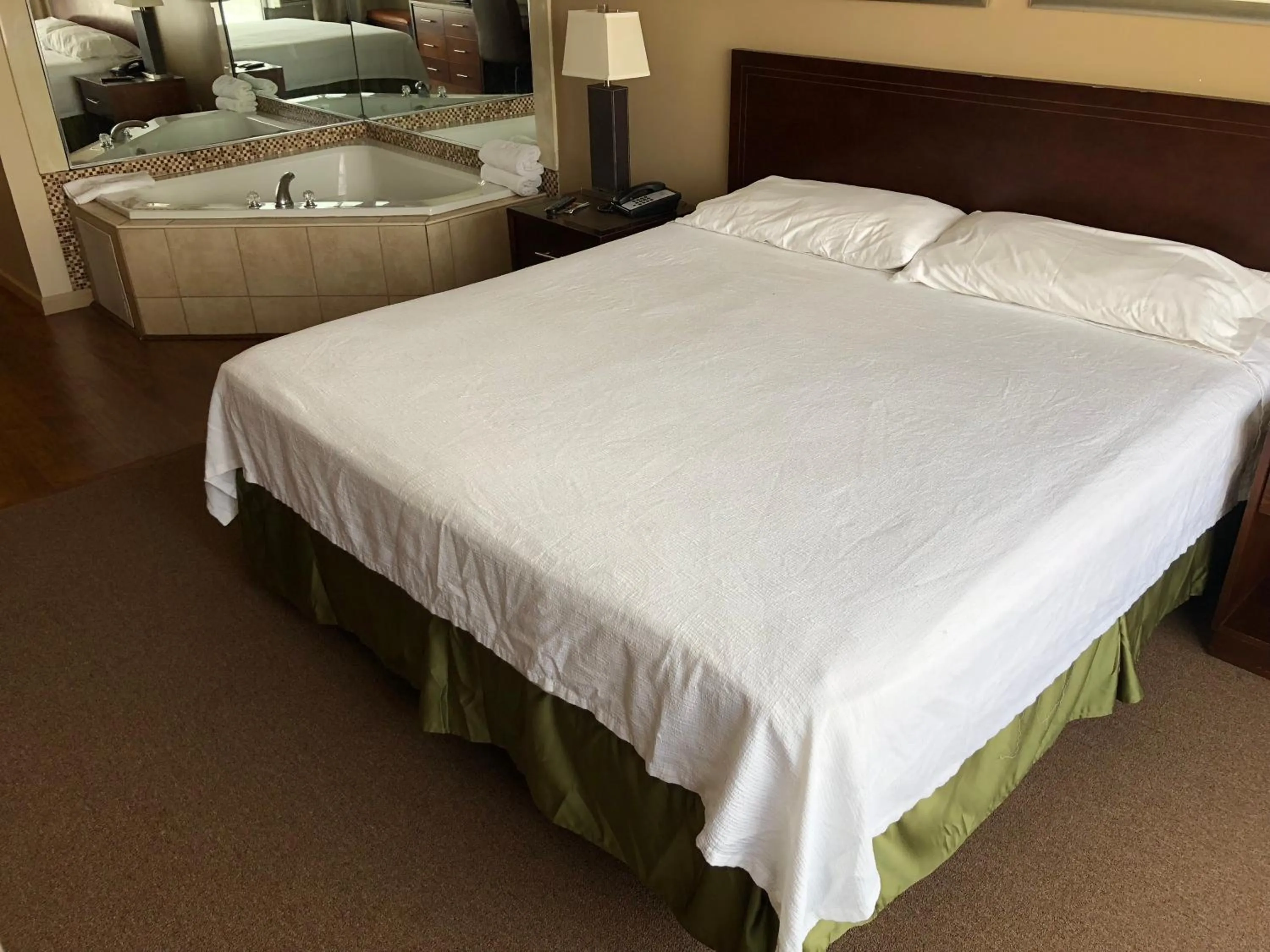 Suite with Hot Tub in Allen Park Motor Lodge