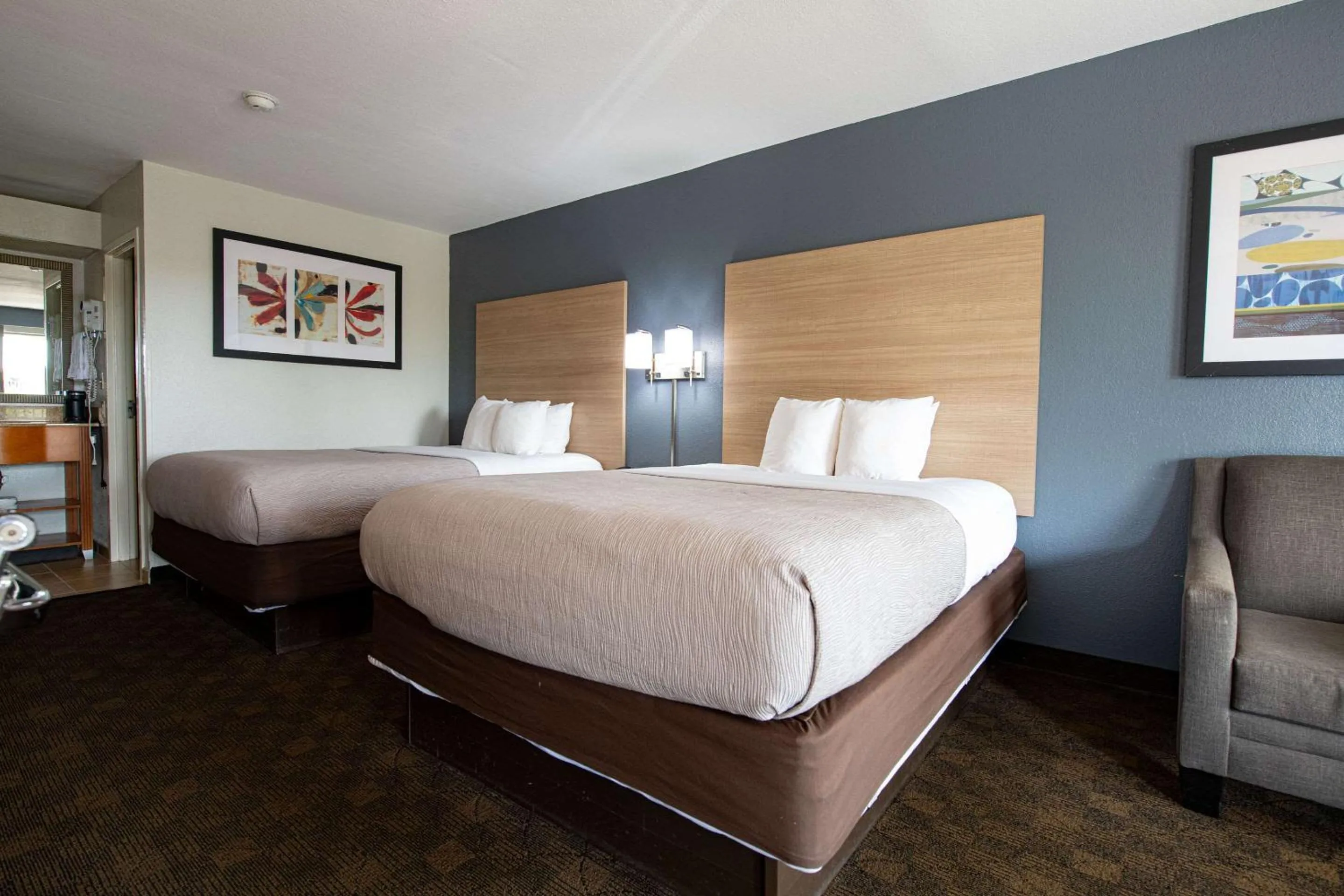 Standard Queen Room with Two Queen Beds 1 - Smoking in Quality Inn Monroe