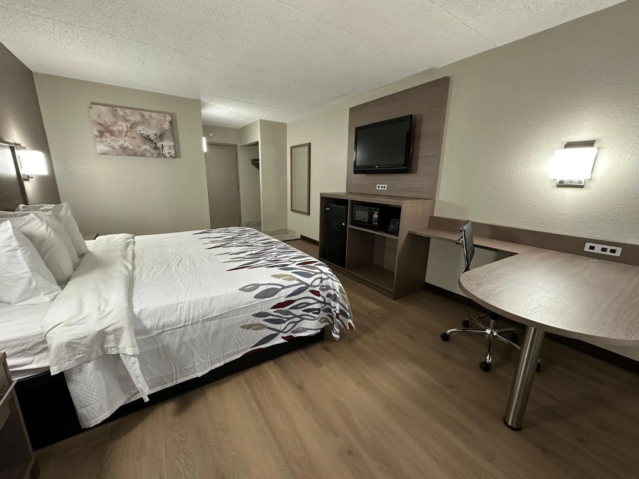 Superior King Room Non-Smoking in Red Roof Inn Richmond, VA - W Broad St