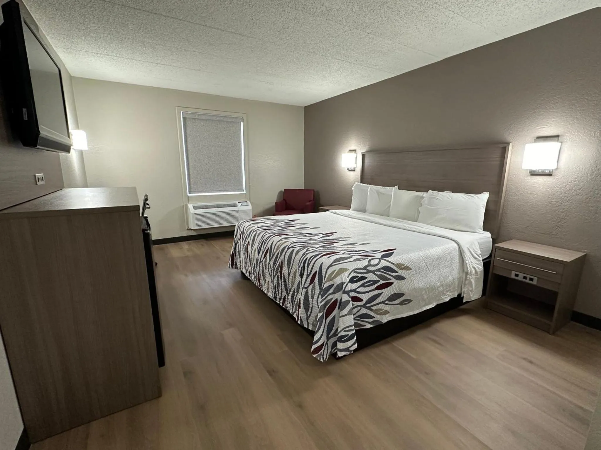 Deluxe King Room Non-Smoking in Red Roof Inn Richmond, VA - W Broad St