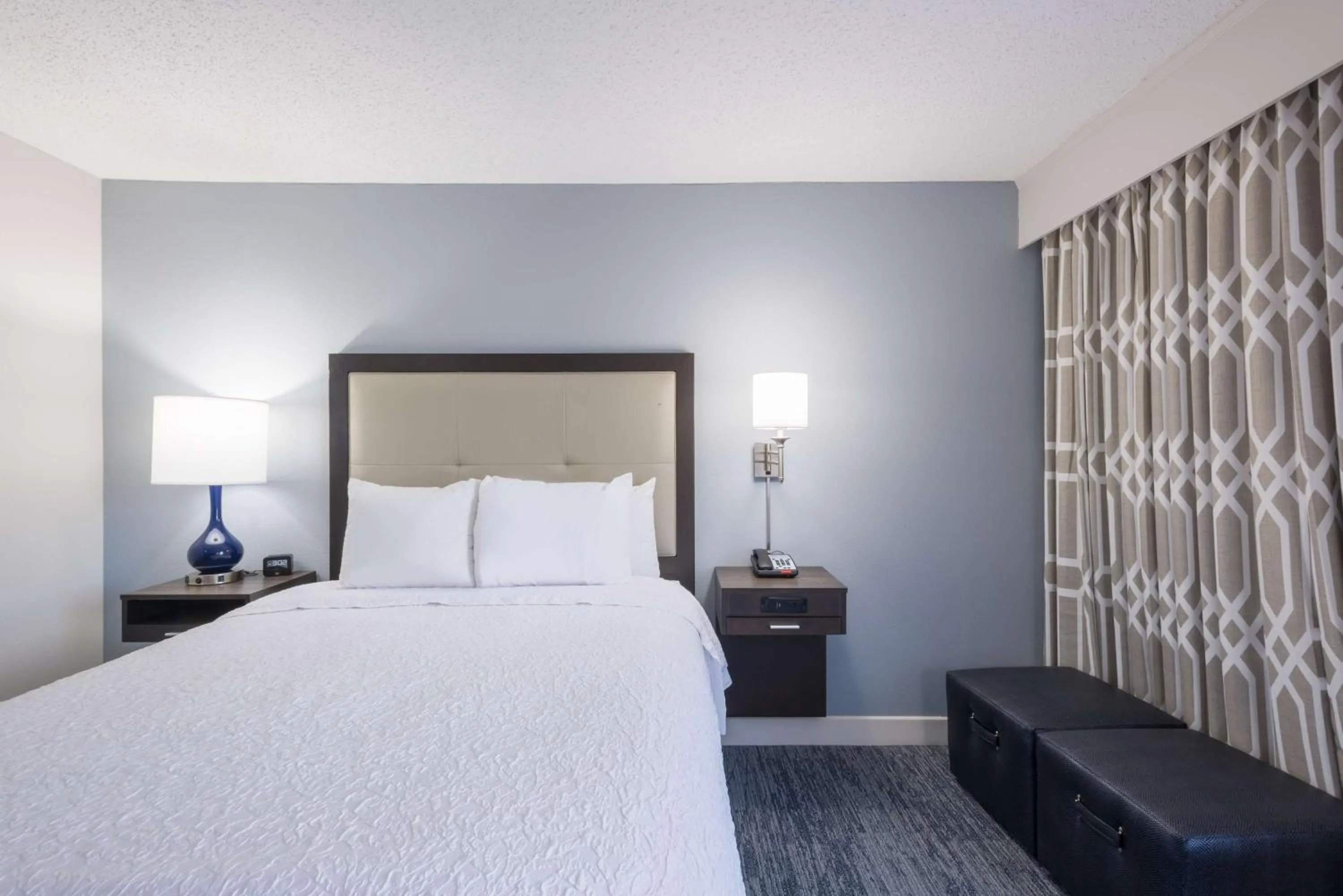 Queen Room - Non-Smoking in Hampton Inn Mount Airy