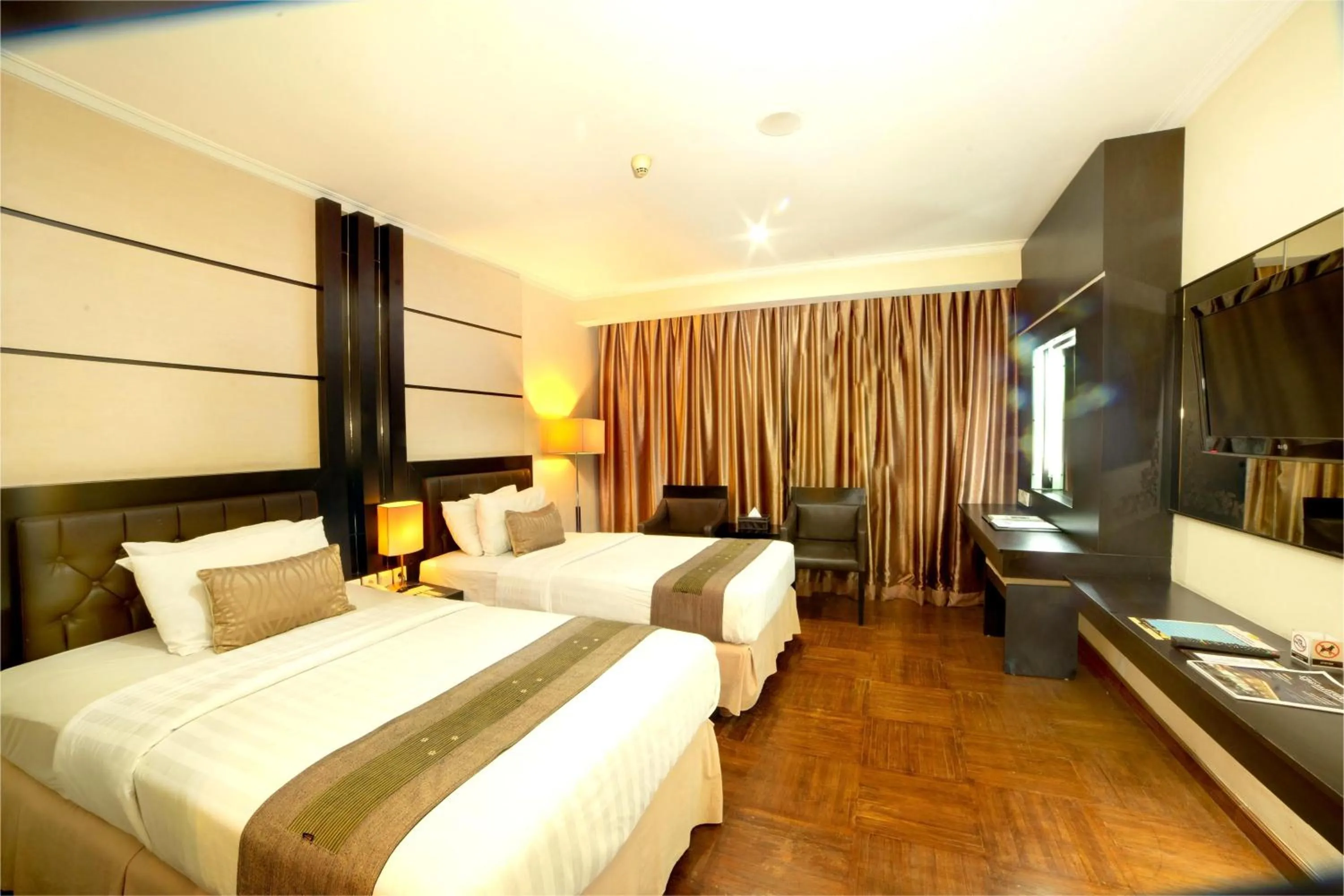 Deluxe Twin Room in Ros-In Hotel