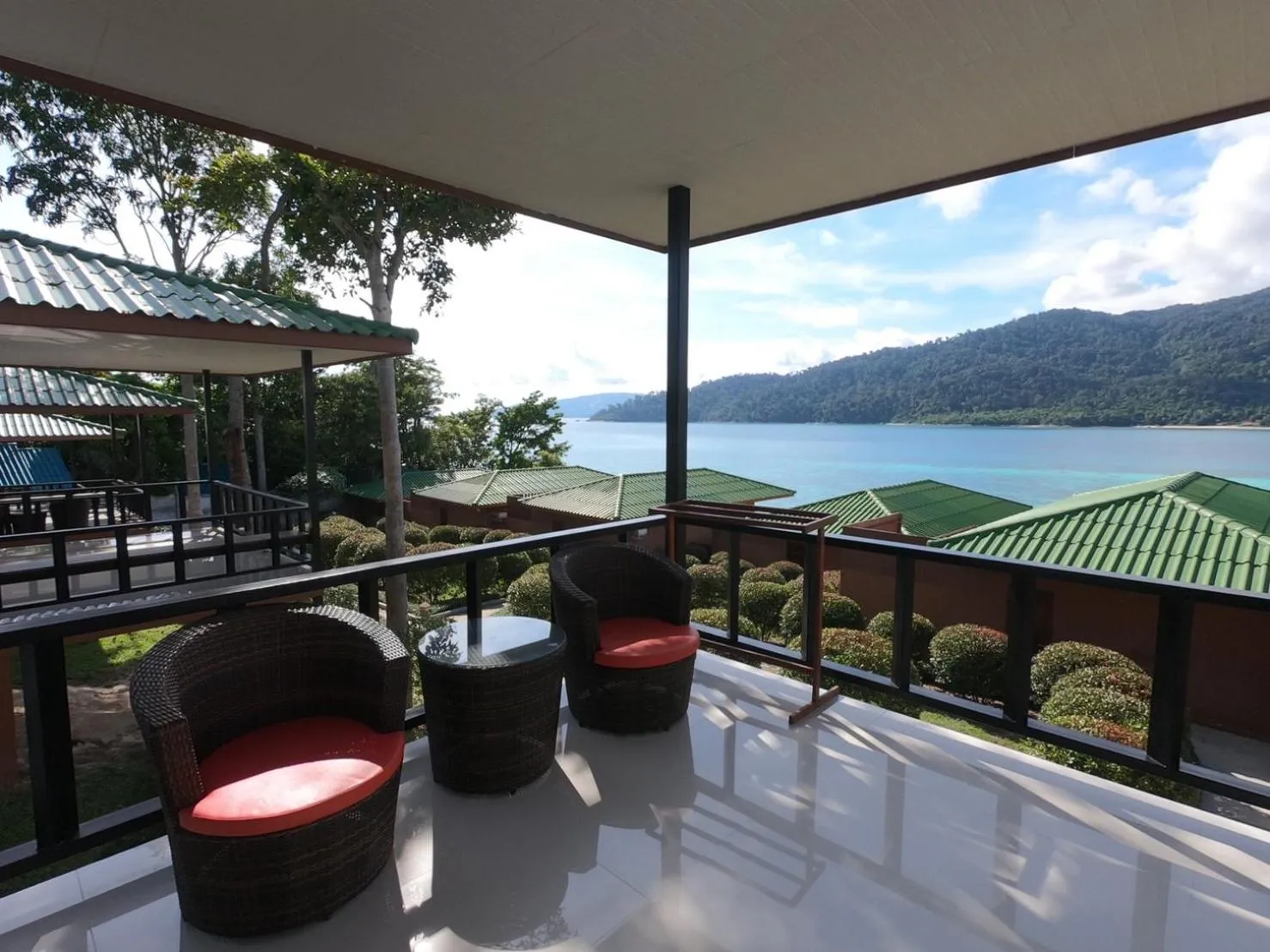 Deluxe Double Room with Balcony and Sea View in Mountain Resort Koh Lipe