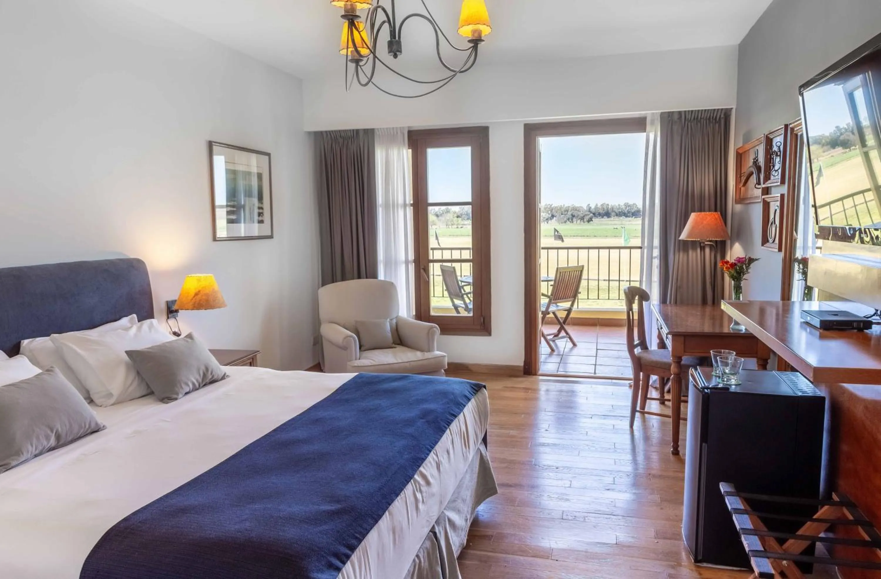 Queen Suite with Balcony - Non-Smoking in Wyndham Garden Luján