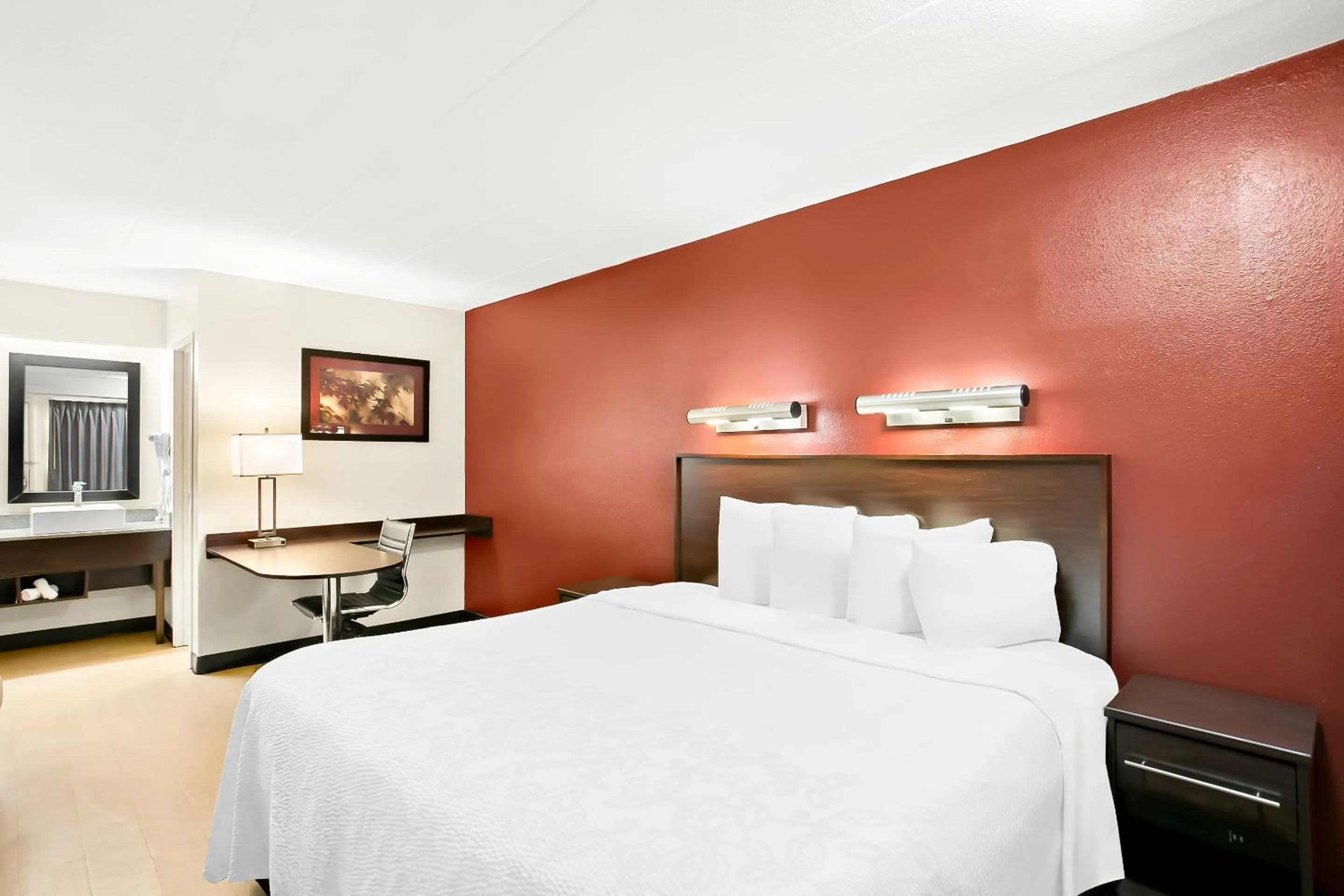 Superior King Room Smoke Free in Red Roof Inn PLUS+ Baltimore-Washington DC/BWI Airport