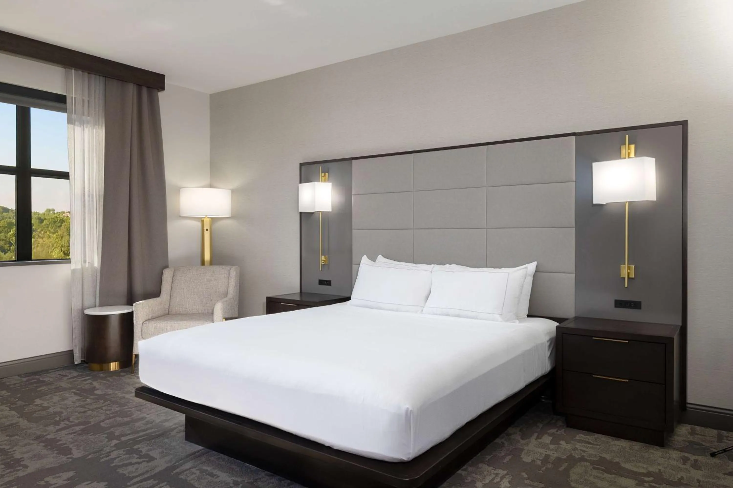 Deluxe King Room with Roll-In Shower - Mobility Accessible in Hilton Promenade Branson Landing