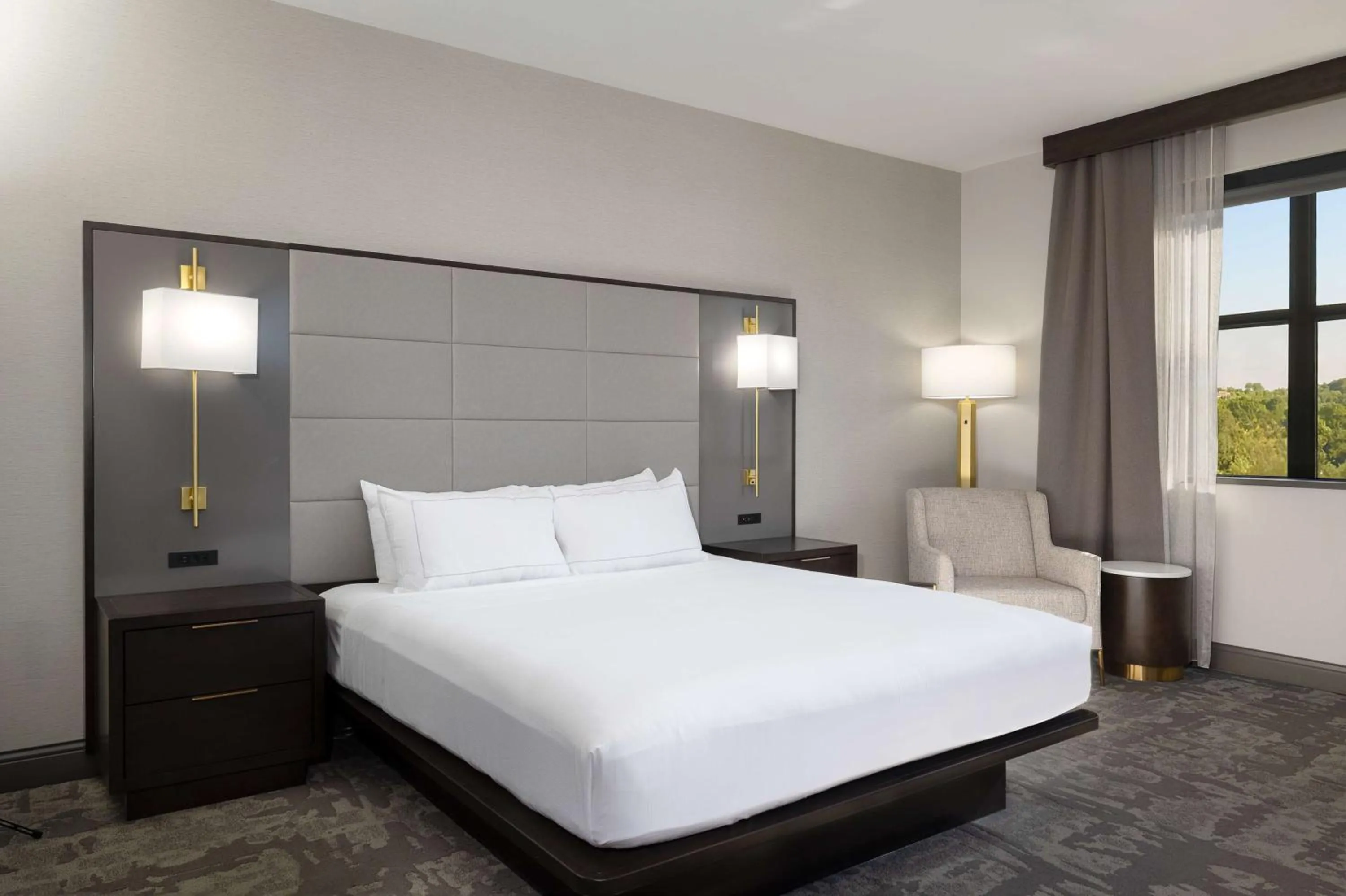 Deluxe King Room - Non-Smoking in Hilton Promenade Branson Landing