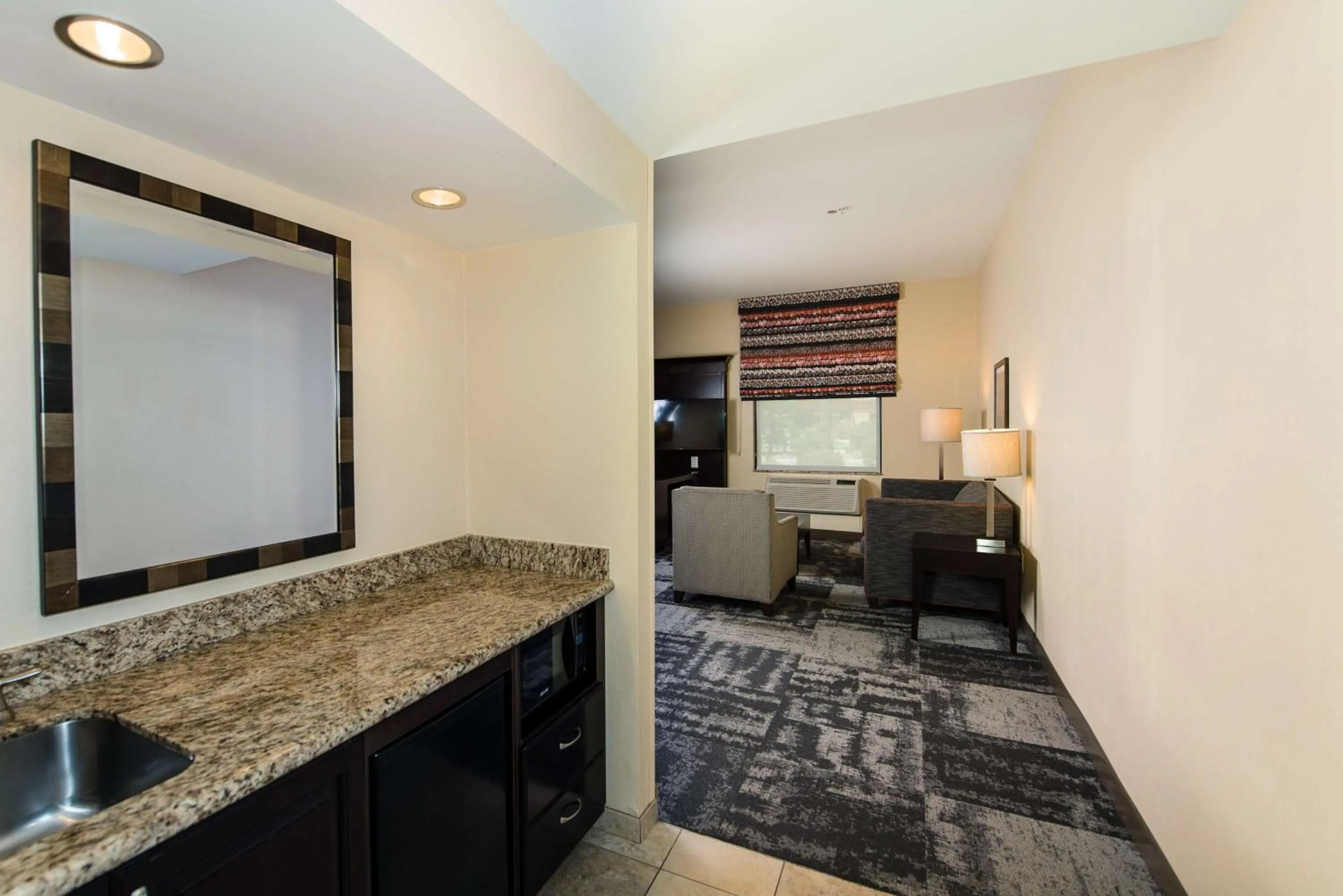 King Suite - Hearing Access/Non-Smoking in Hampton Inn & Suites Phoenix Chandler Fashion Center