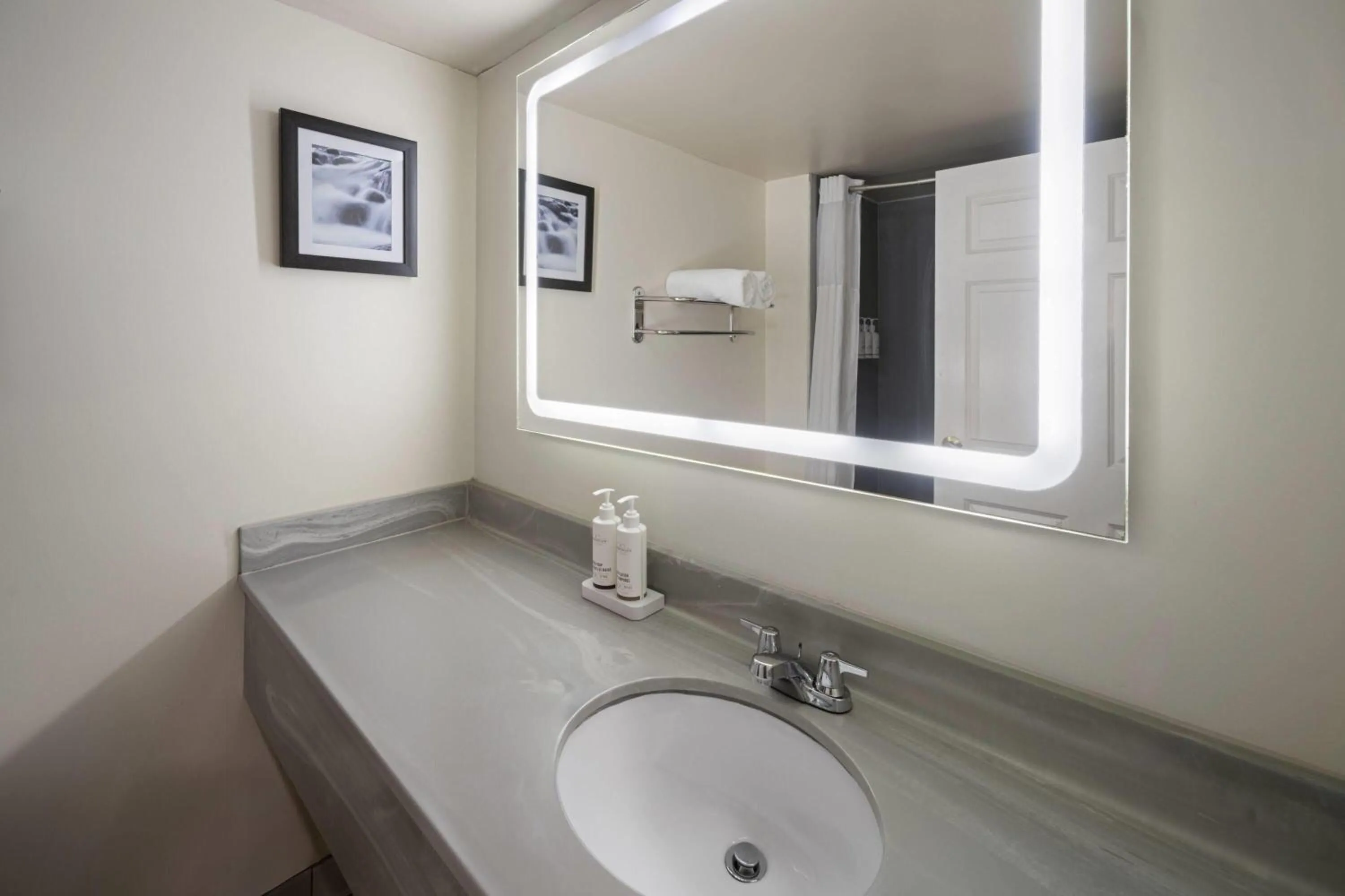 King Room - Non-Smoking in Wingate by Wyndham Augusta Fort Eisenhower