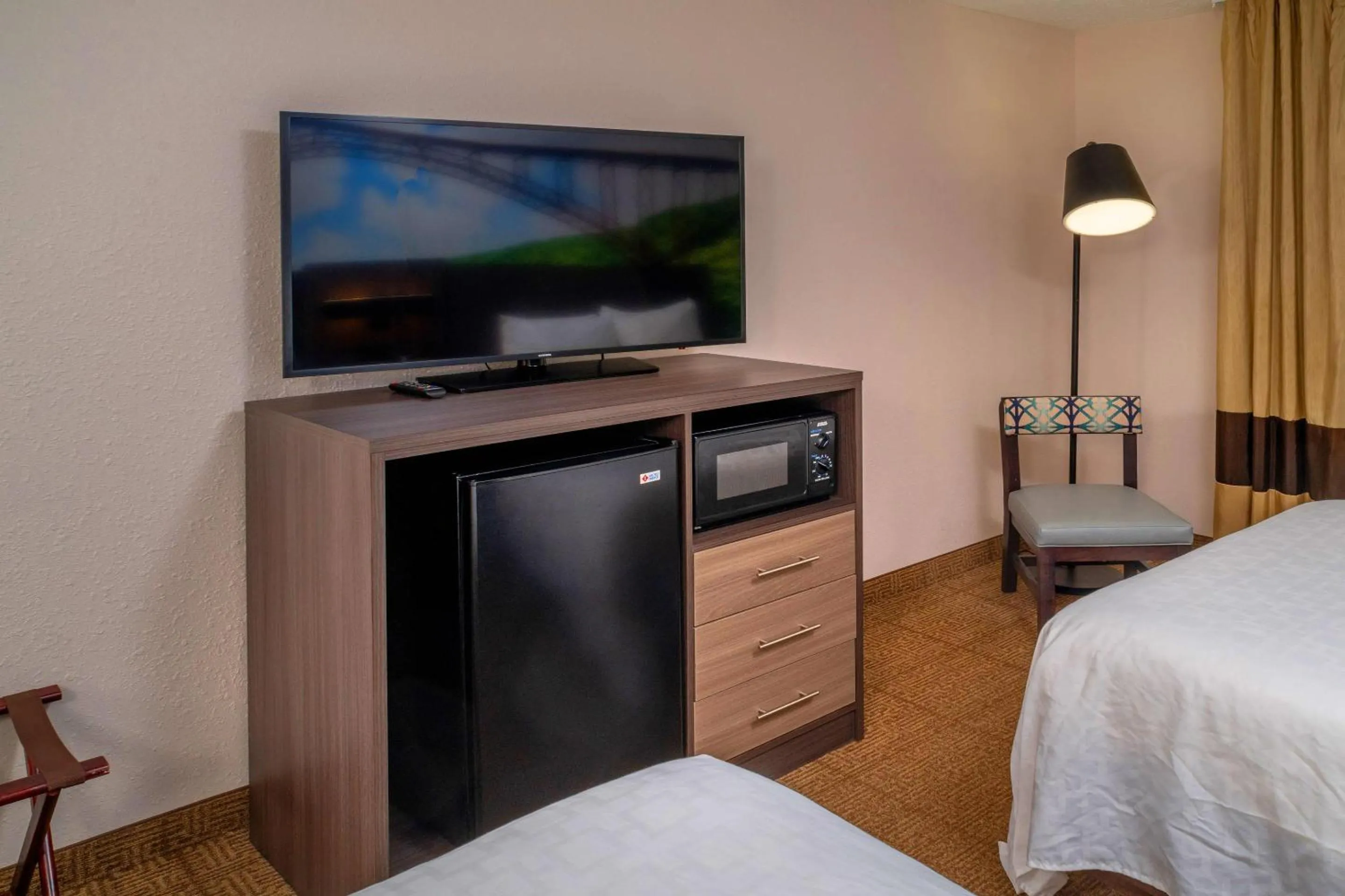 Double Room with Two Double Beds - Non-Smoking/Pet Friendly in Clarion Pointe Beckley