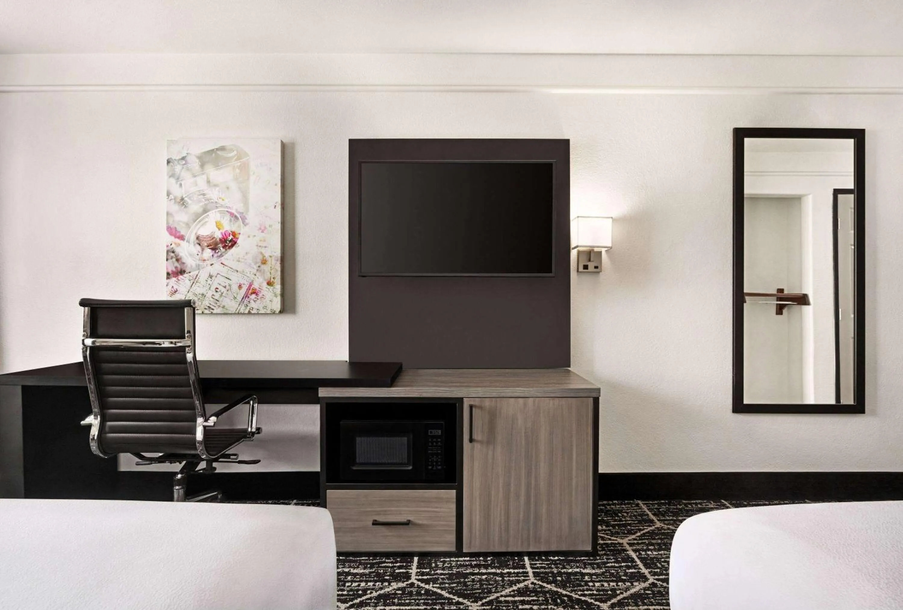 Queen Room with Two Queen Beds - Disability Access in La Quinta by Wyndham Hesperia Victorville