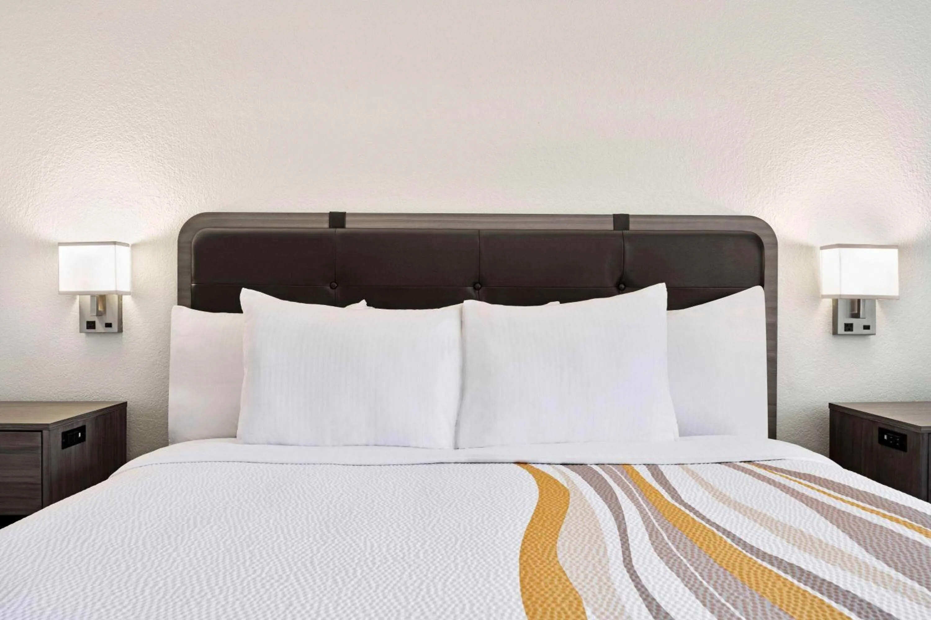 Deluxe King Room with Mobility/Hearing Impaired Access - Non-Smoking in La Quinta by Wyndham Hesperia Victorville