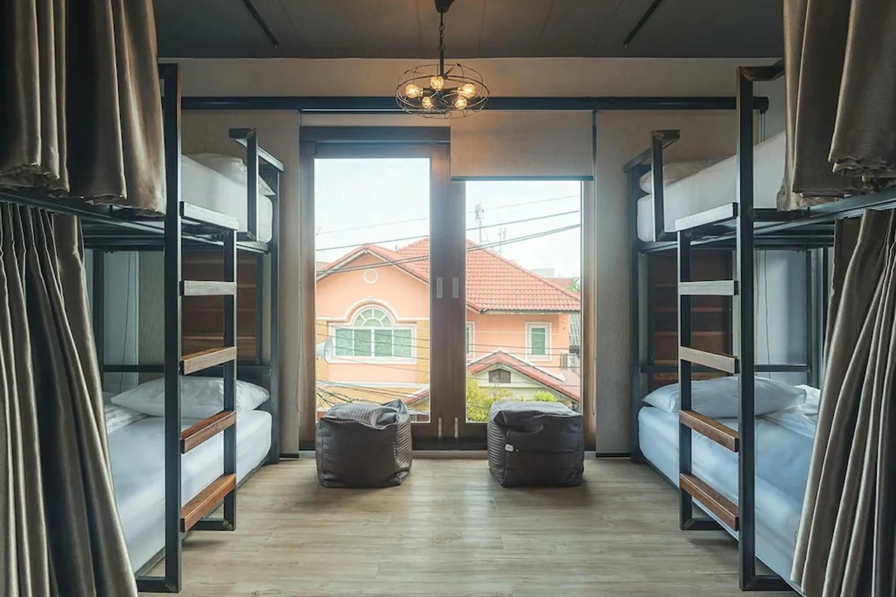 Family Room with Private Bathroom in 33 Poshtel