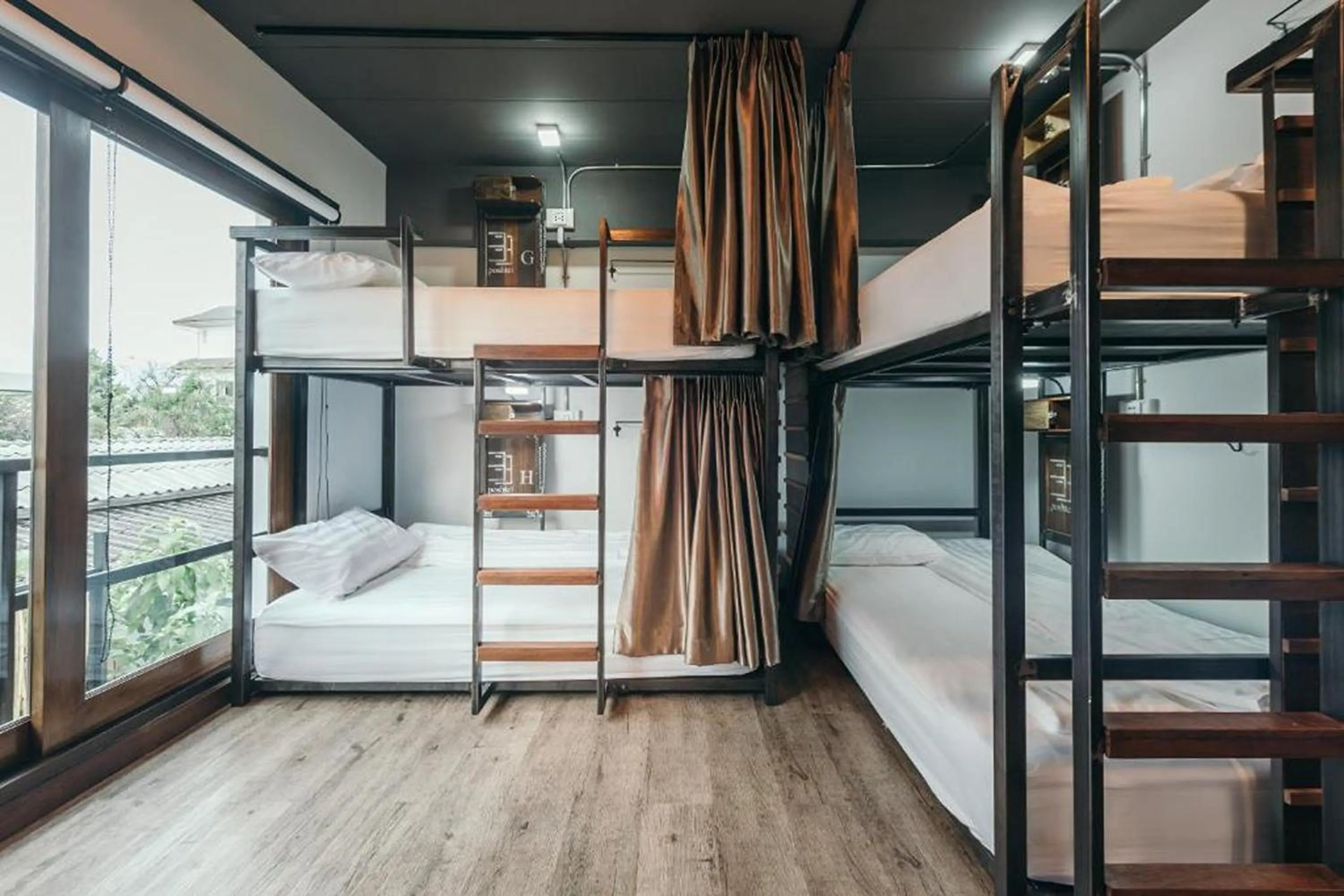 Family Room with Shower in 33 Poshtel