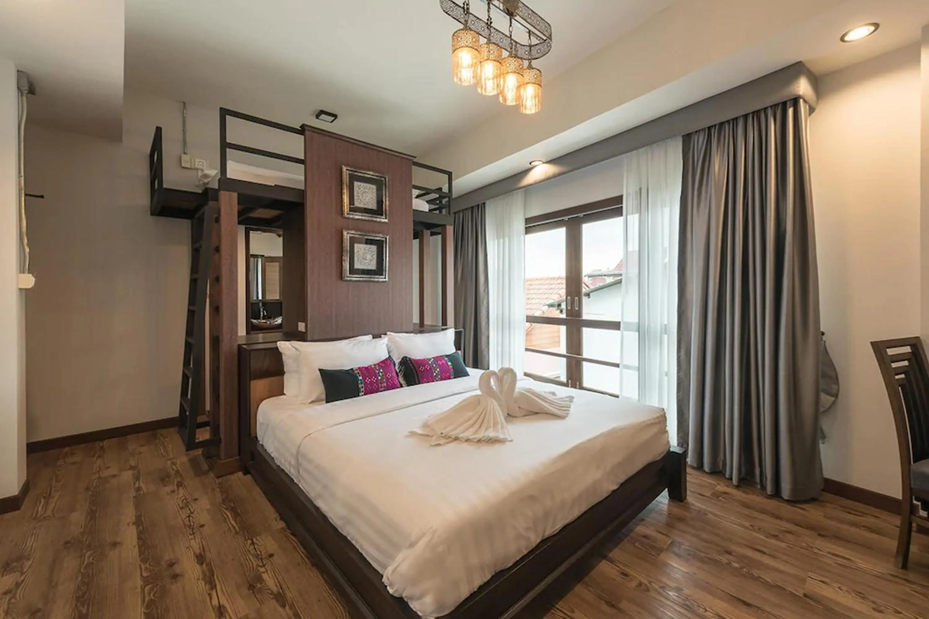 Triple Room with Mountain View in 33 Poshtel