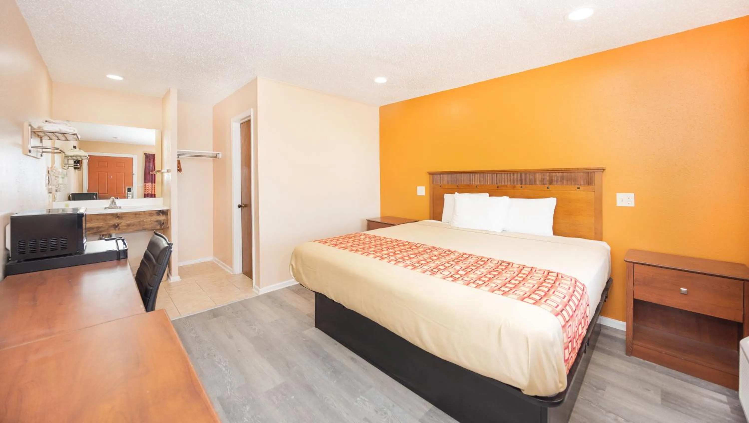 1 King Bed Smoking in Regency Inn Hondo