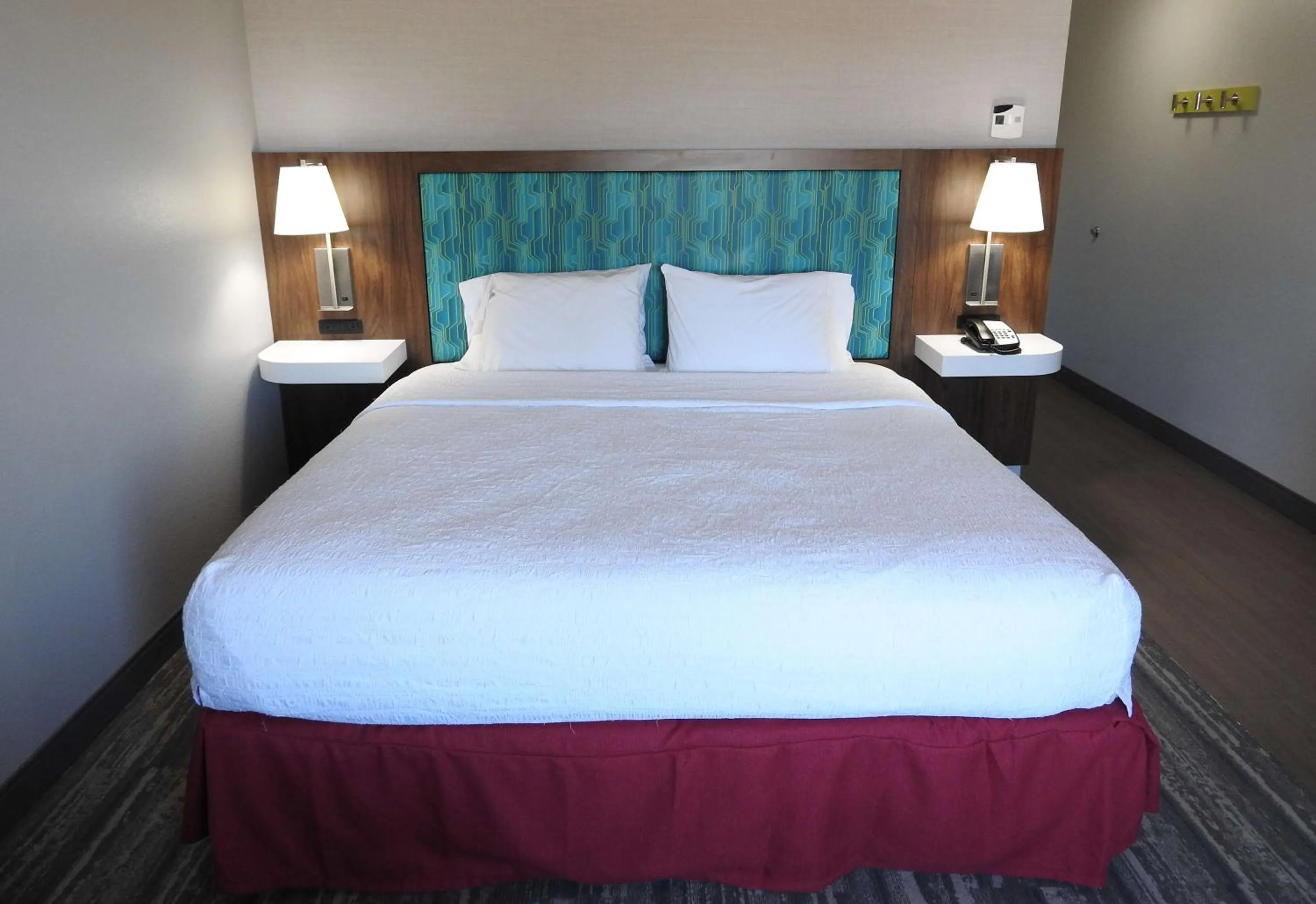 King Room with Accessible Tub - Mobility and Hearing Access/Non-Smoking in Hampton Inn & Suites Flowery Branch