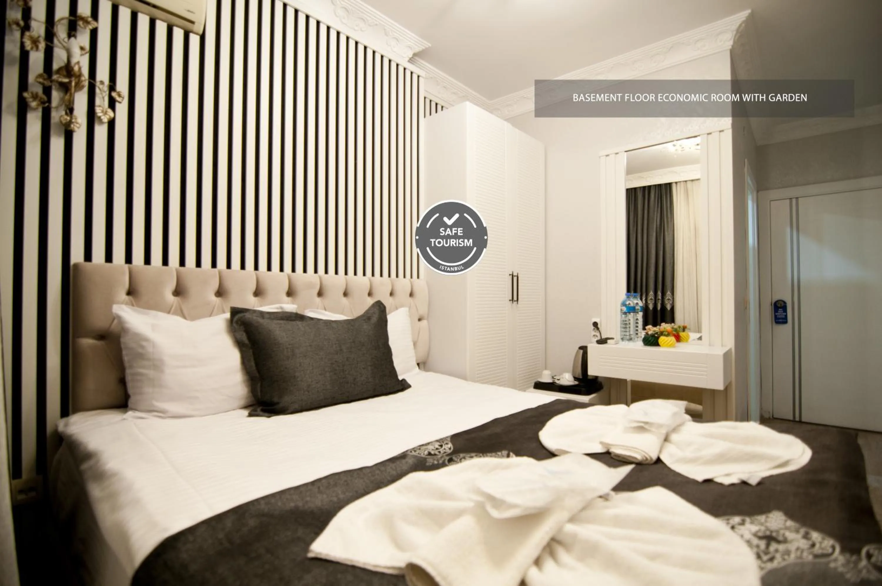 Economy Double Room with Balcony (lower floor) in Hotel Broken Column