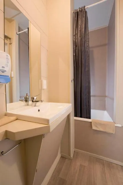 Double Room with Private Bathroom in Bridge Backpackers