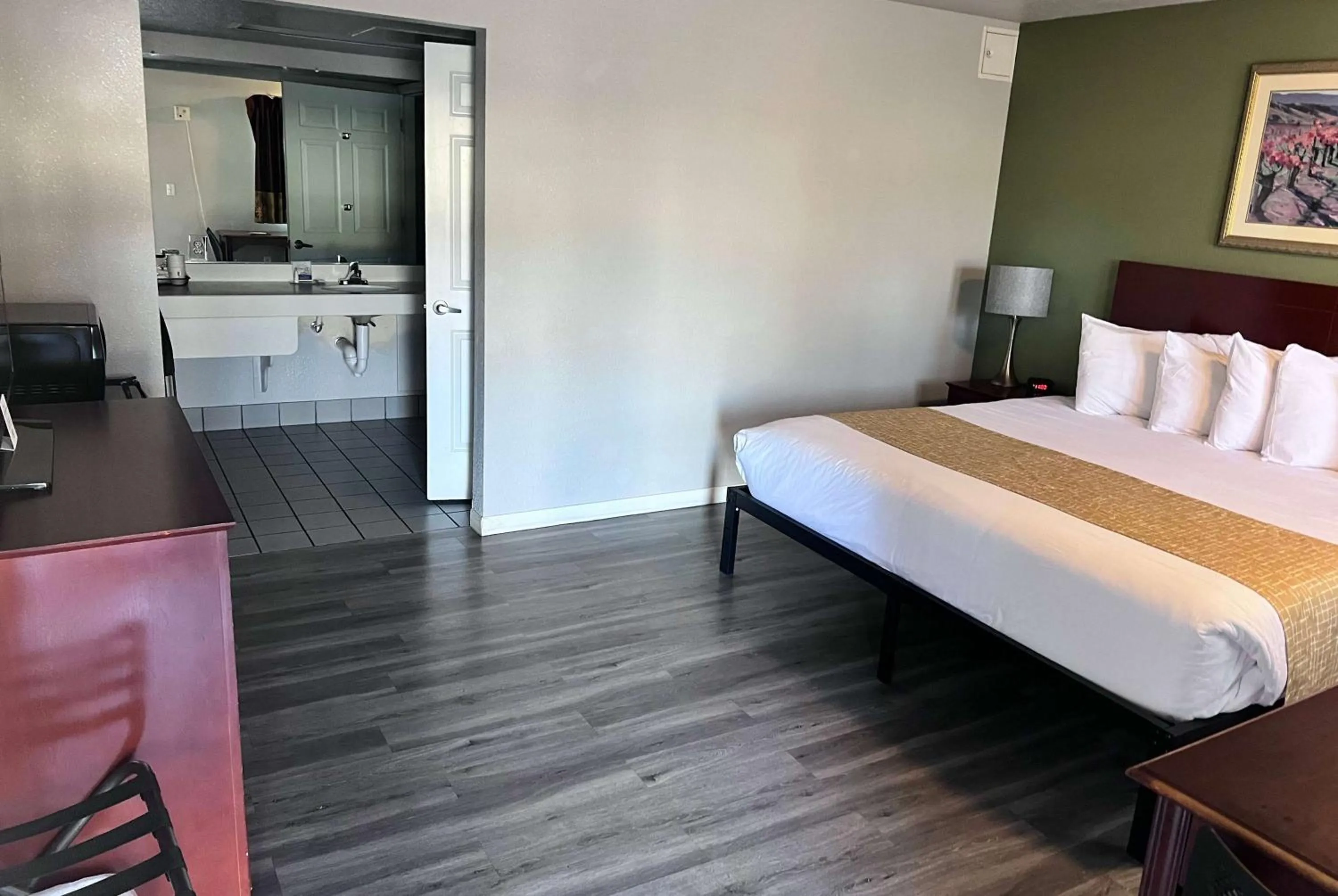 King Room with Roll-In Shower - Mobility Access/Non-Smoking in Travelodge by Wyndham Redding CA