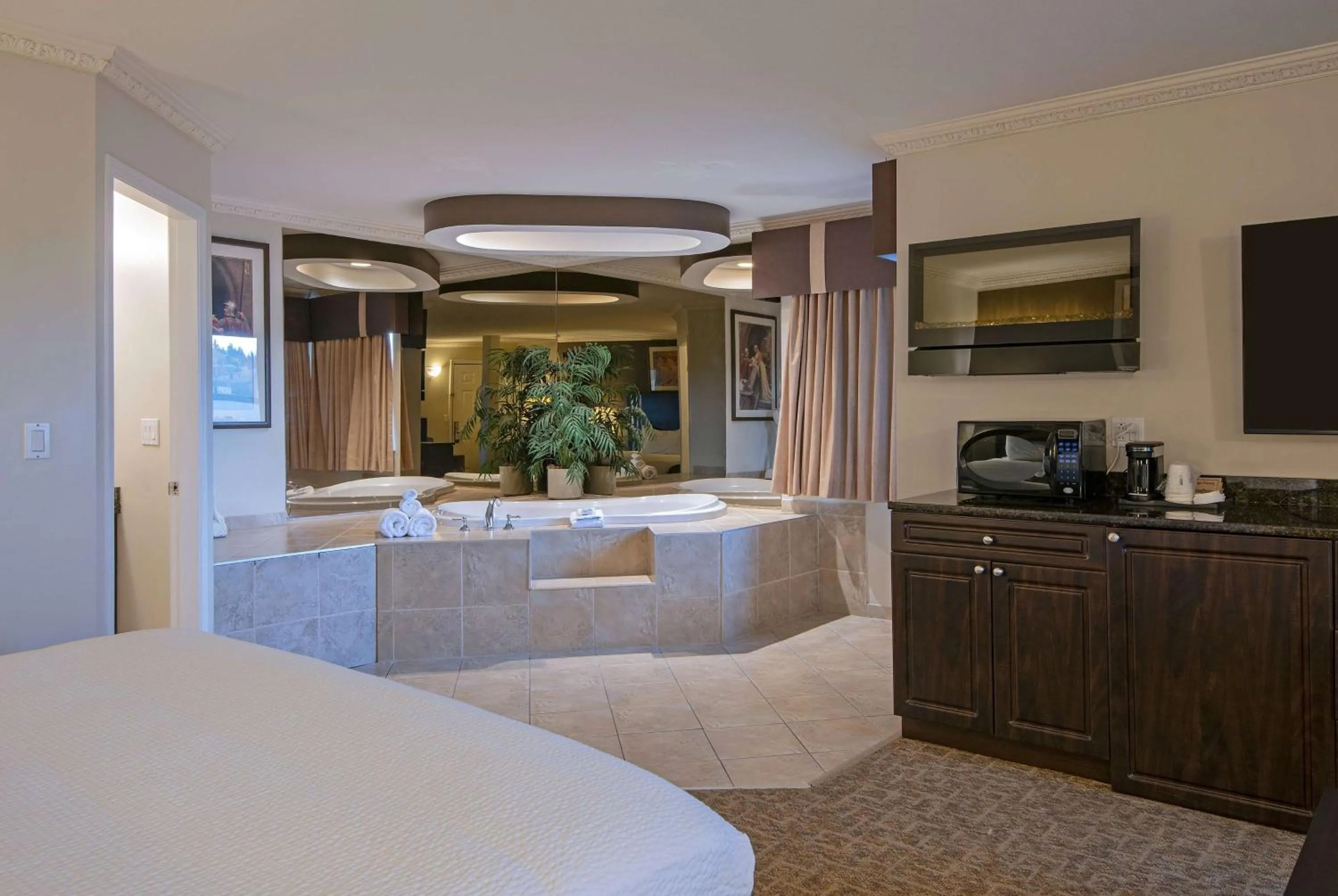 King Suite with Jacuzzi  in Travelodge by Wyndham Kamloops Mountview