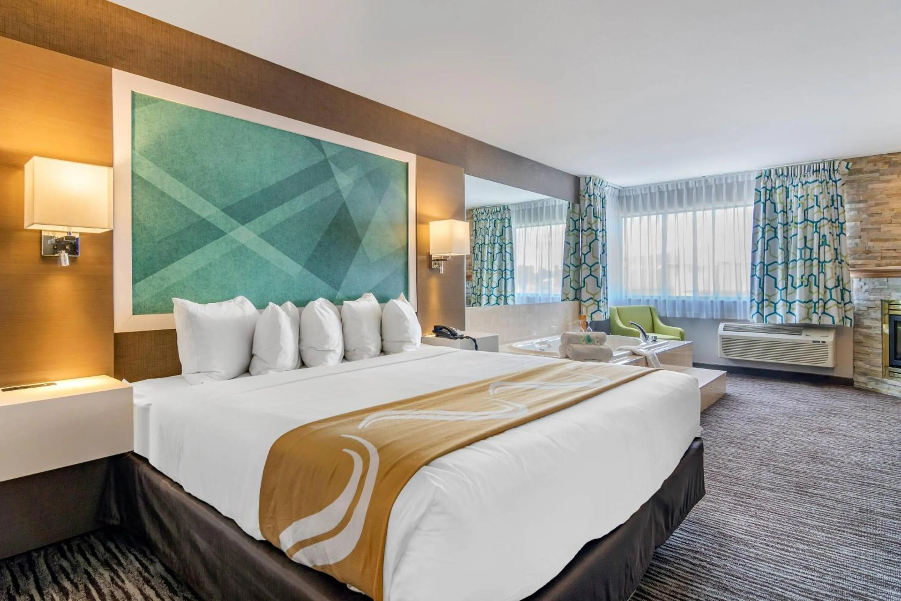 King Suite with Jacuzzi  in Quality Inn