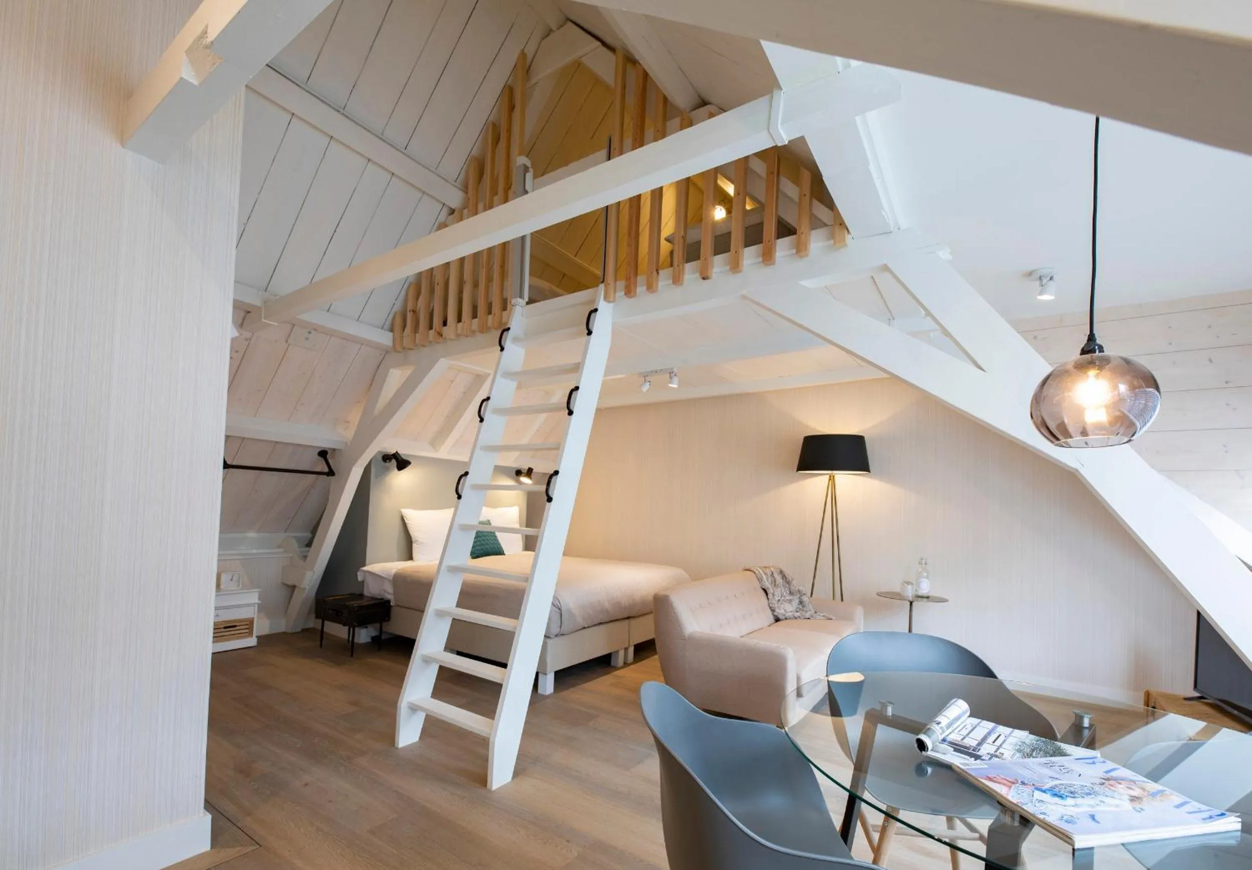 Family Suite with kitchenette and loft in Stadsvilla Mout Rotterdam-Schiedam