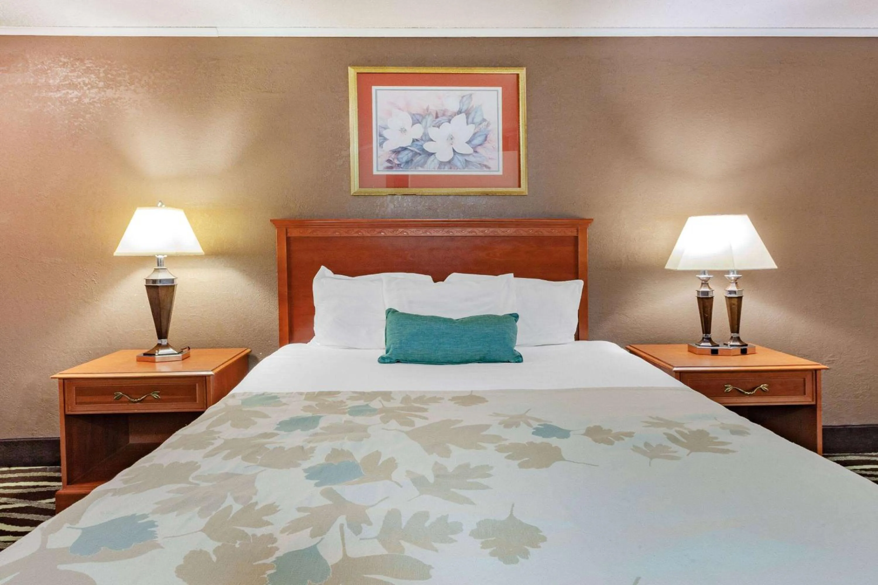 Efficiency King Room - Non-Smoking in Travelodge by Wyndham Monroe