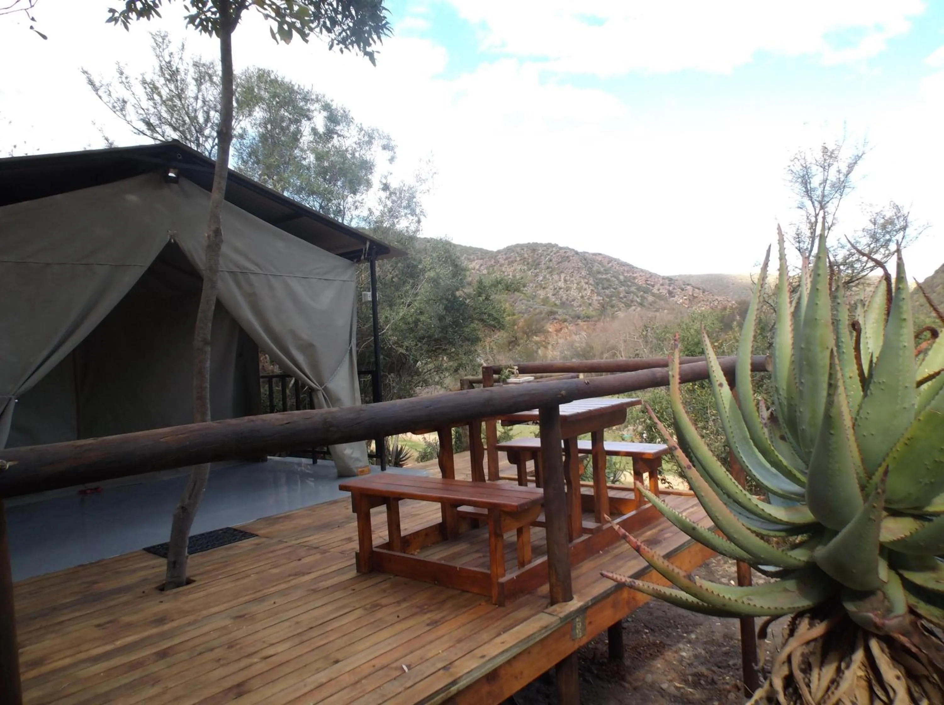 Luxury Waterfront Tent with Riverview in Old Mill Lodge, Seasonal Working Ostrich Farm & Restaurant, Oudtshoorn