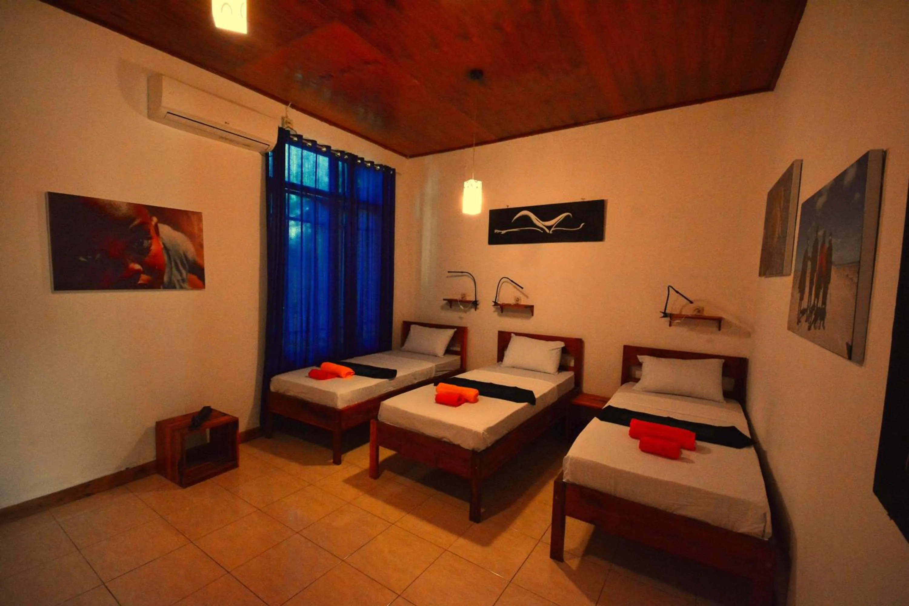 Triple Room with Free Return Airport Transfer in World BnB