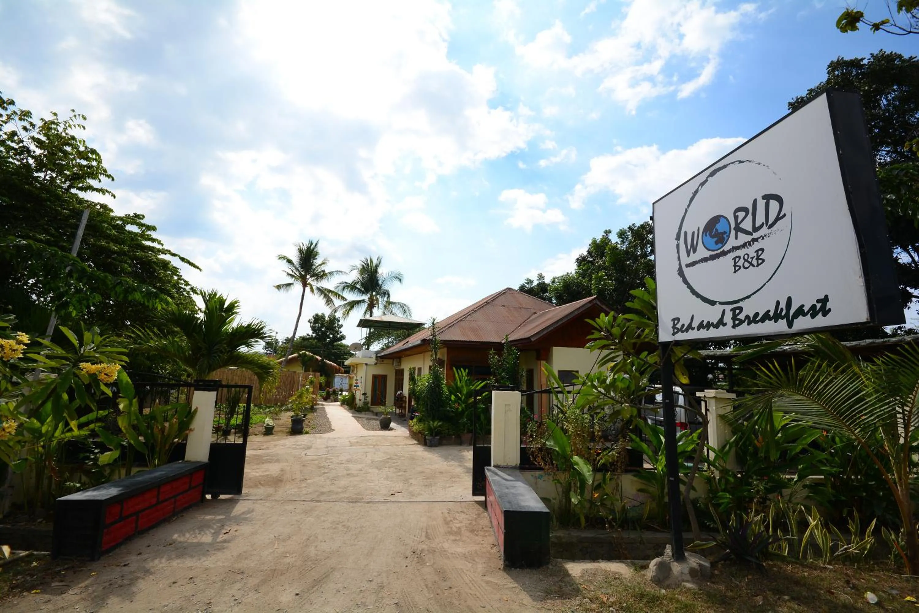 Standard Twin Room with Free Return Airport Transfer in World BnB