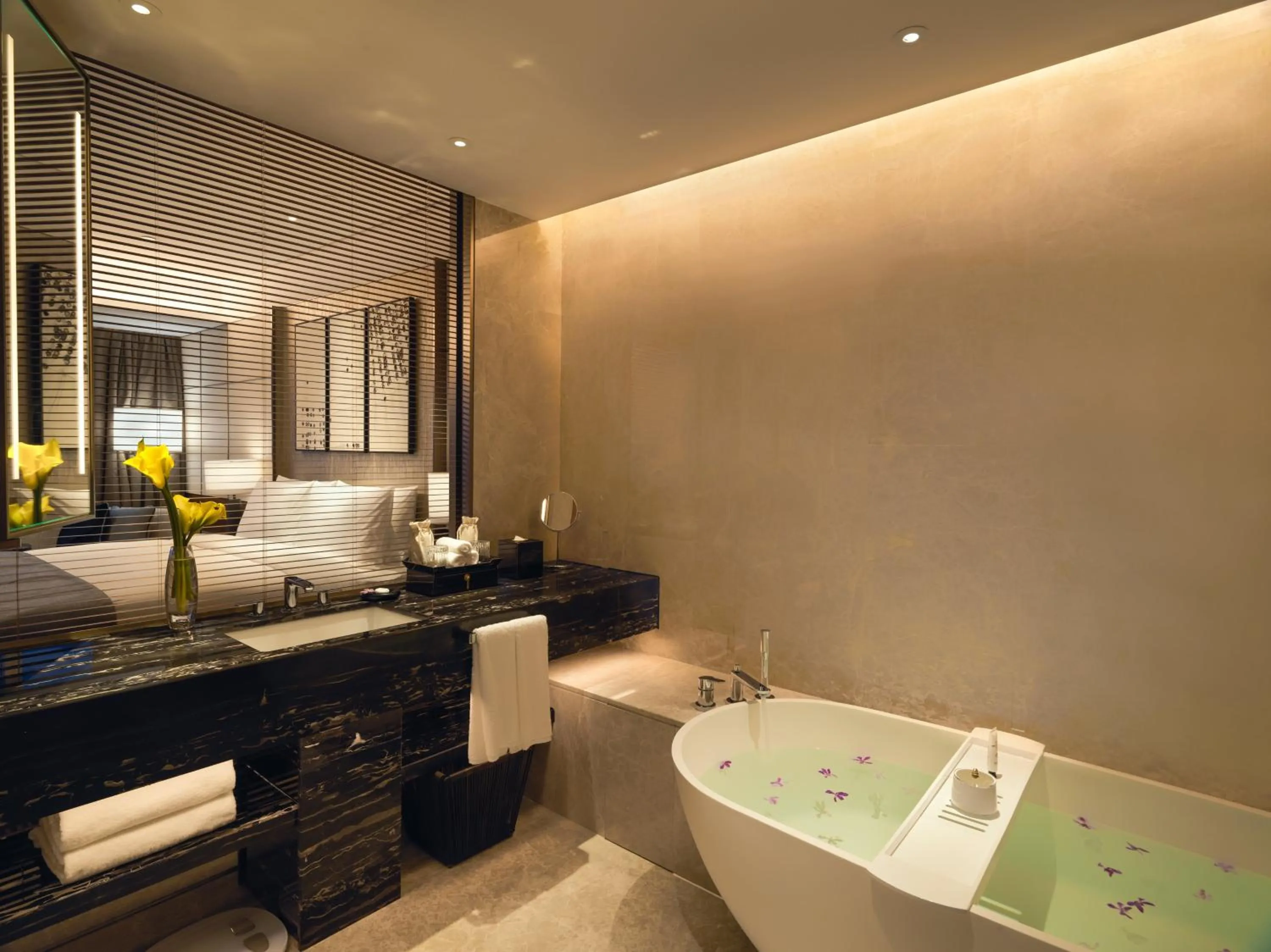 Premium King Room with City Bath View in InterContinental Guangzhou Exhibition Center by IHG