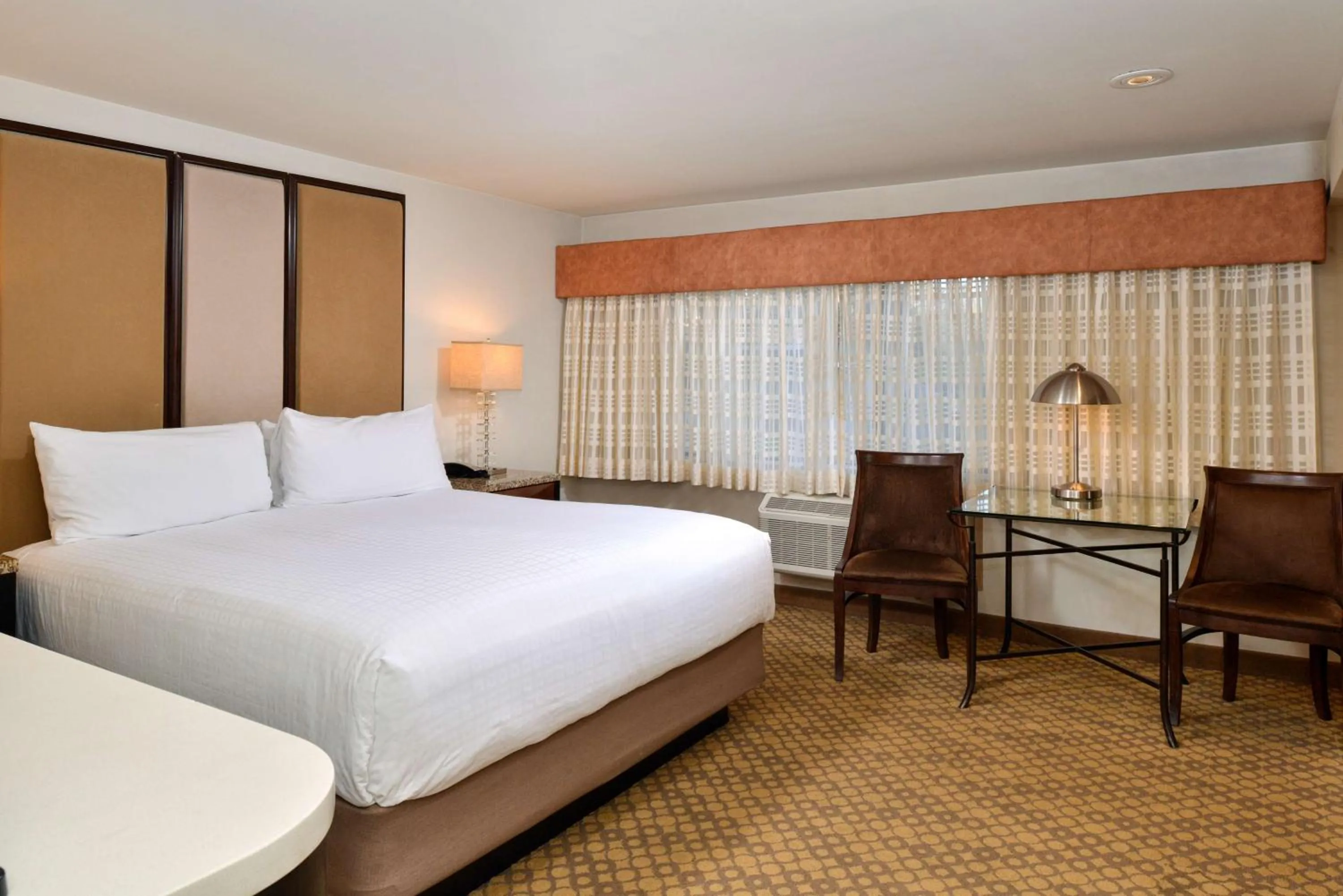King Room with Fireplace and Spa Bath in Best Western Corte Madera Inn