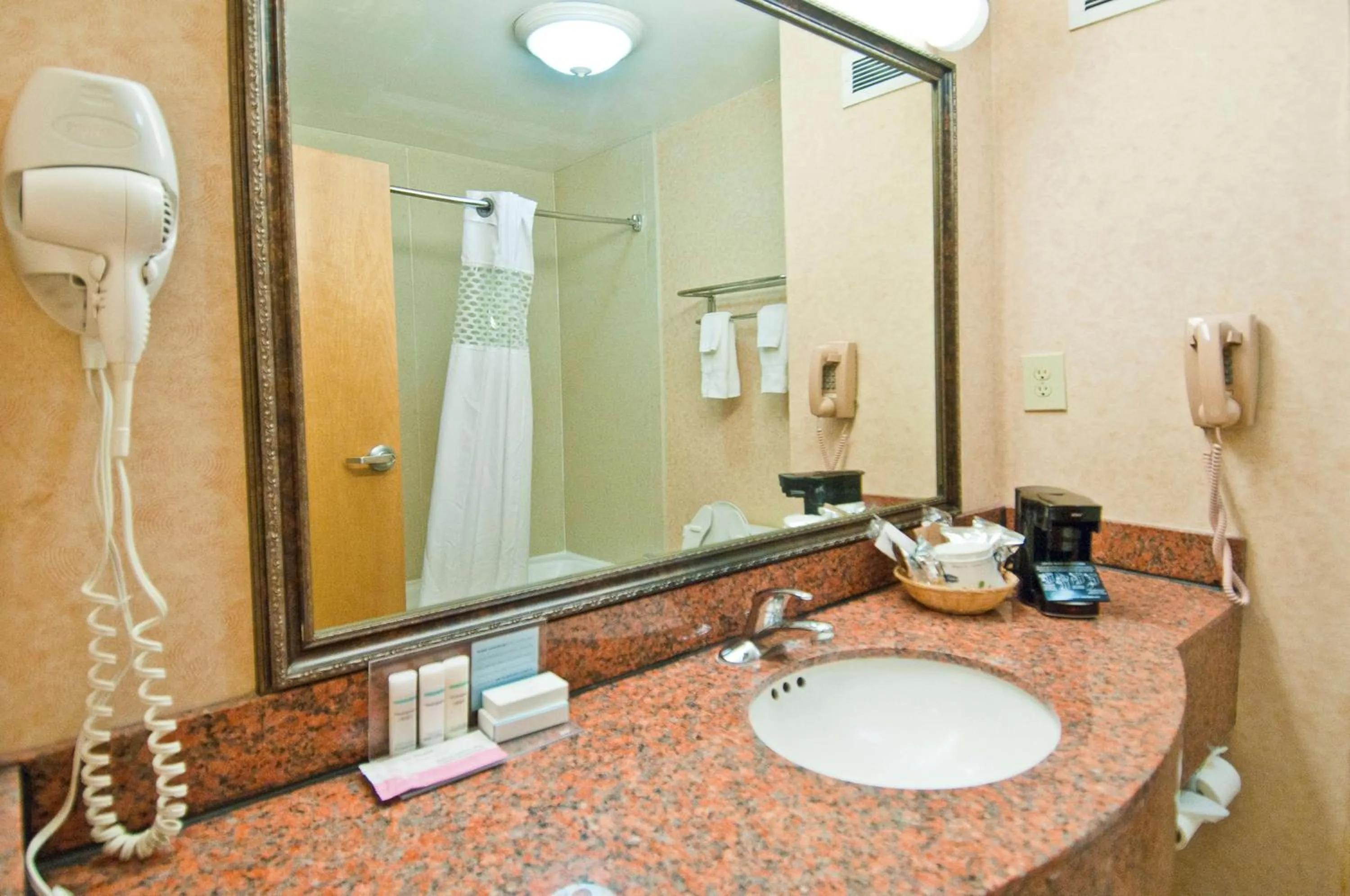 King Room with Accessible Tub - Mobility and Hearing Access/Non-Smoking in Hampton Inn Lafayette Louisiana