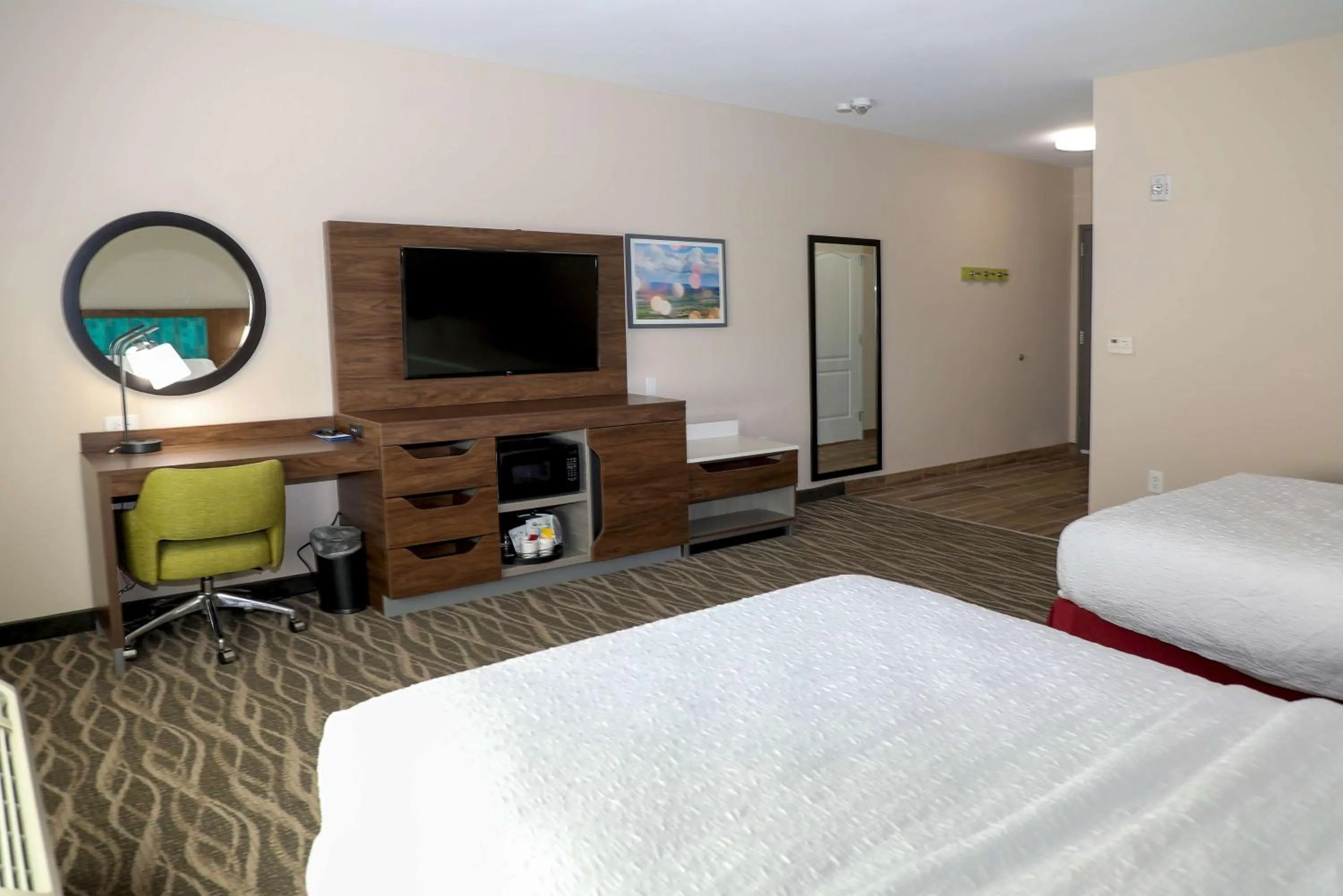 Queen Room with Two Queen Beds - Mobility Access/Non-Smoking in Hampton Inn Ellensburg