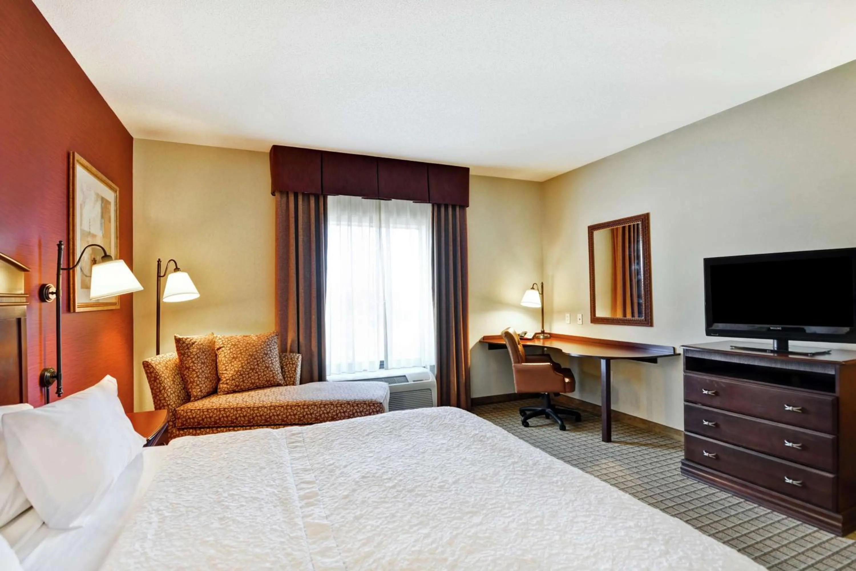 King Room with Accessible Tub - Mobility and Hearing Access/Non-Smoking in Hampton Inn and Suites Peoria at Grand Prairie