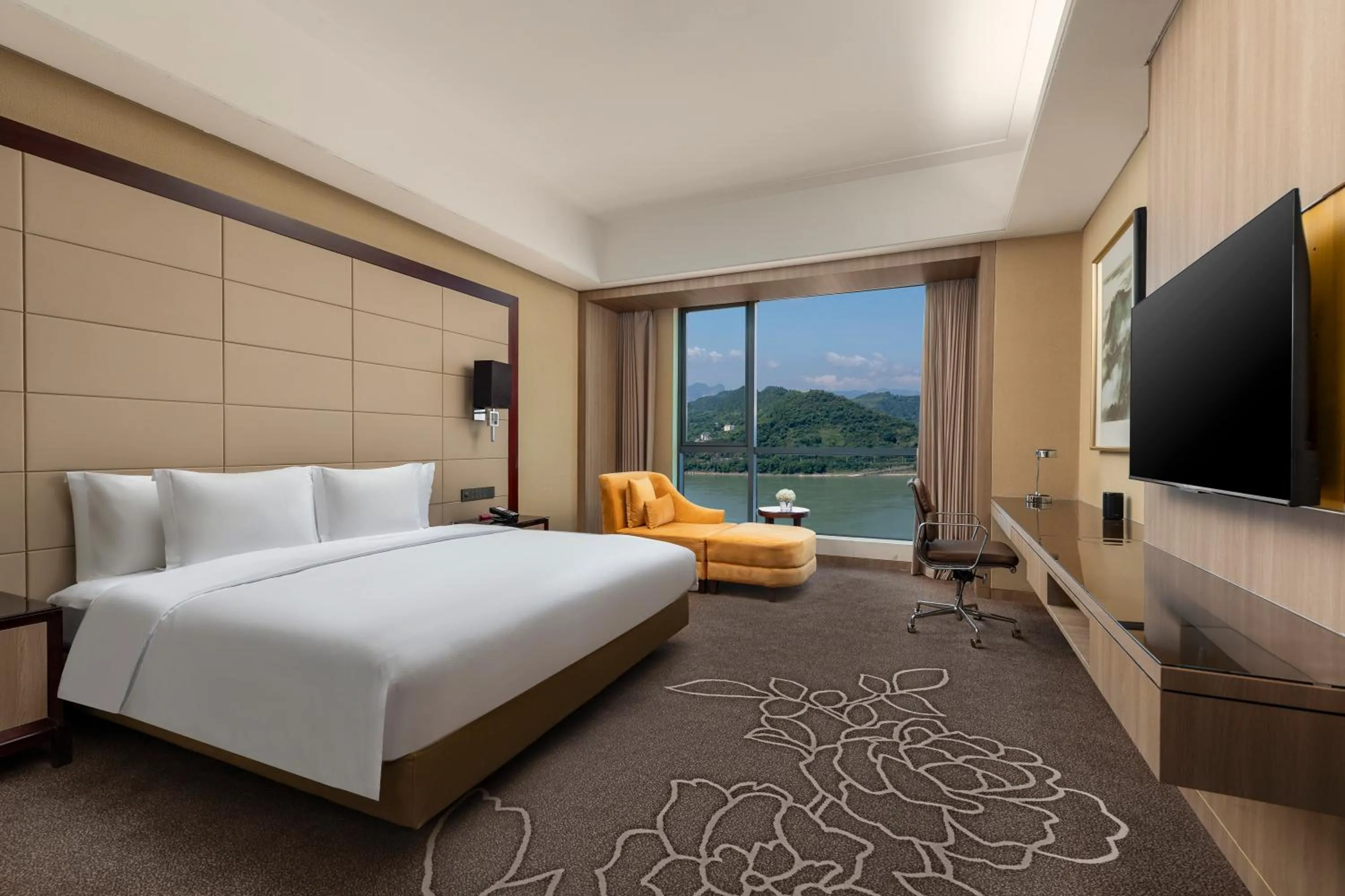 Upgraded Standard Room in Crowne Plaza Yichang by IHG