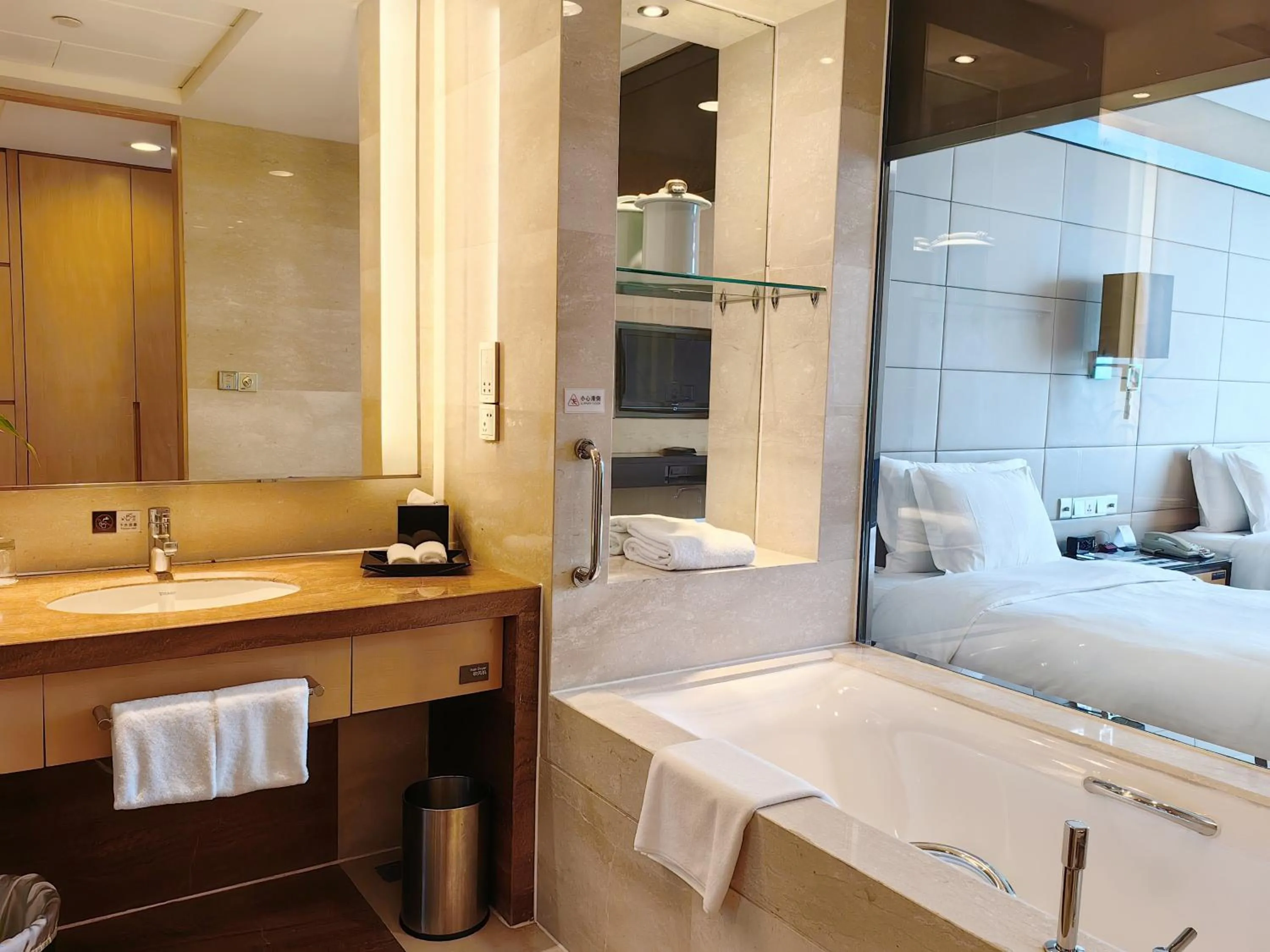 Standard Twin Room in Crowne Plaza Yichang by IHG