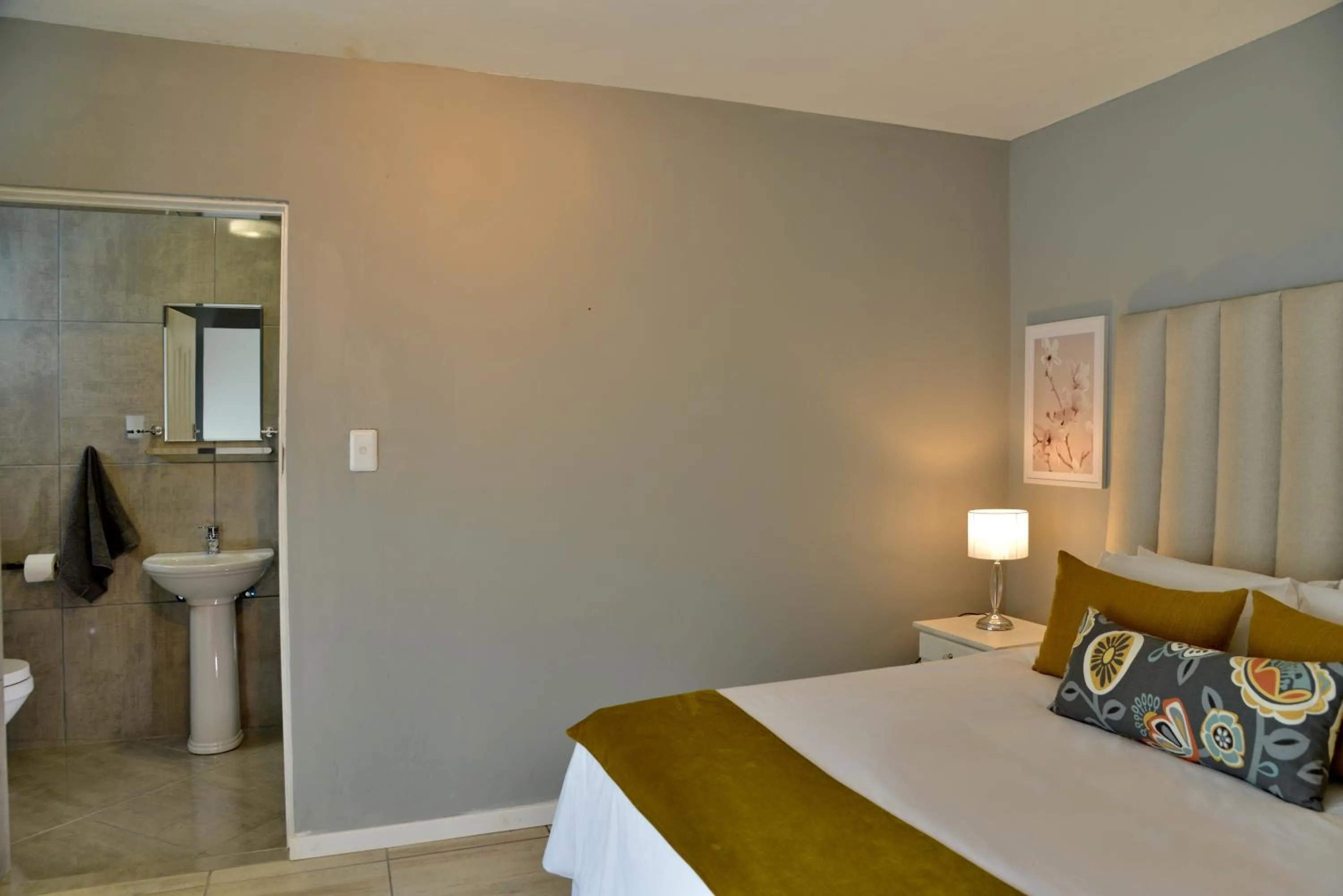 Standard Queen Room in The Shore House