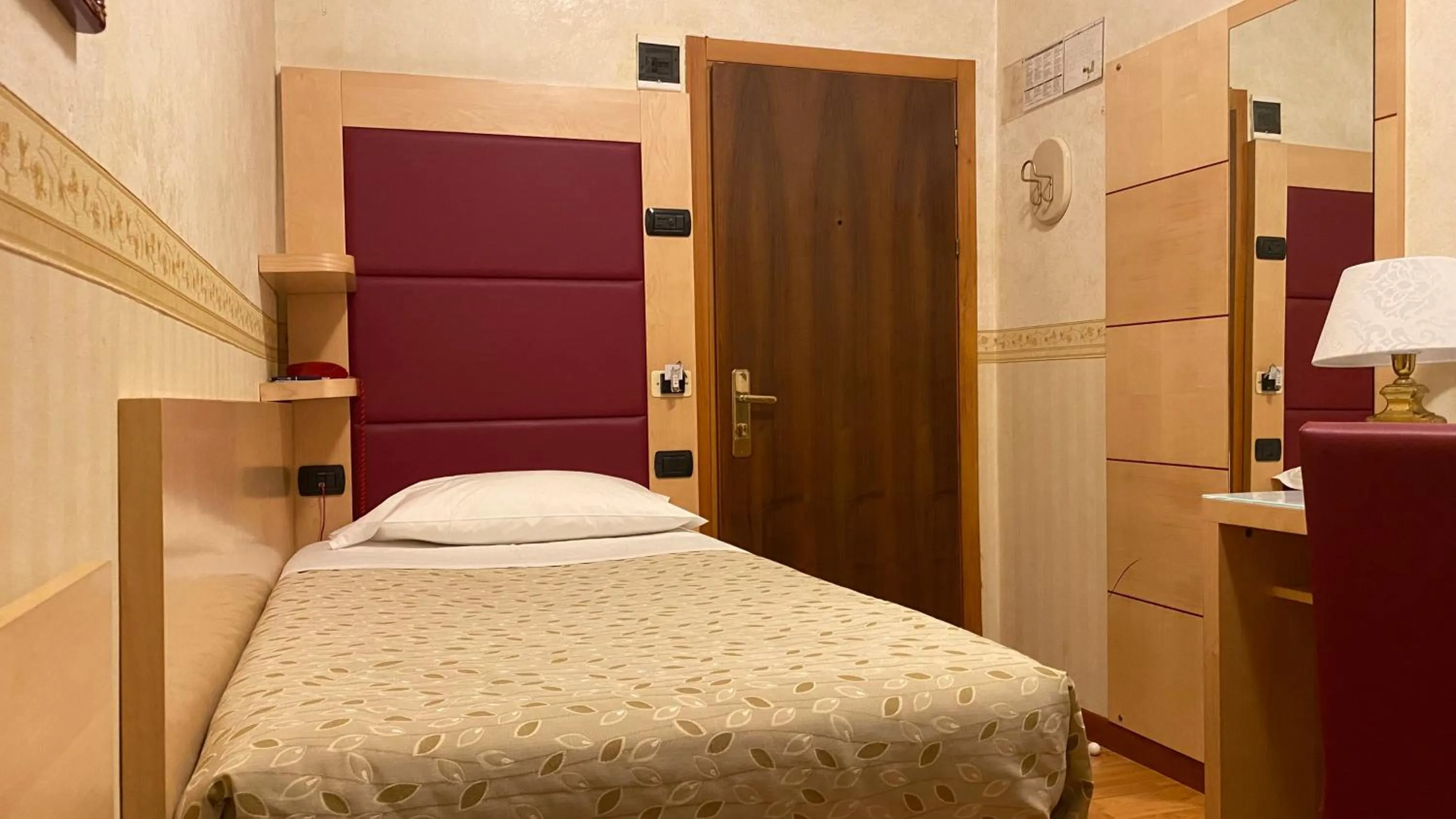 Budget Single Room in Hotel Lugano Torretta