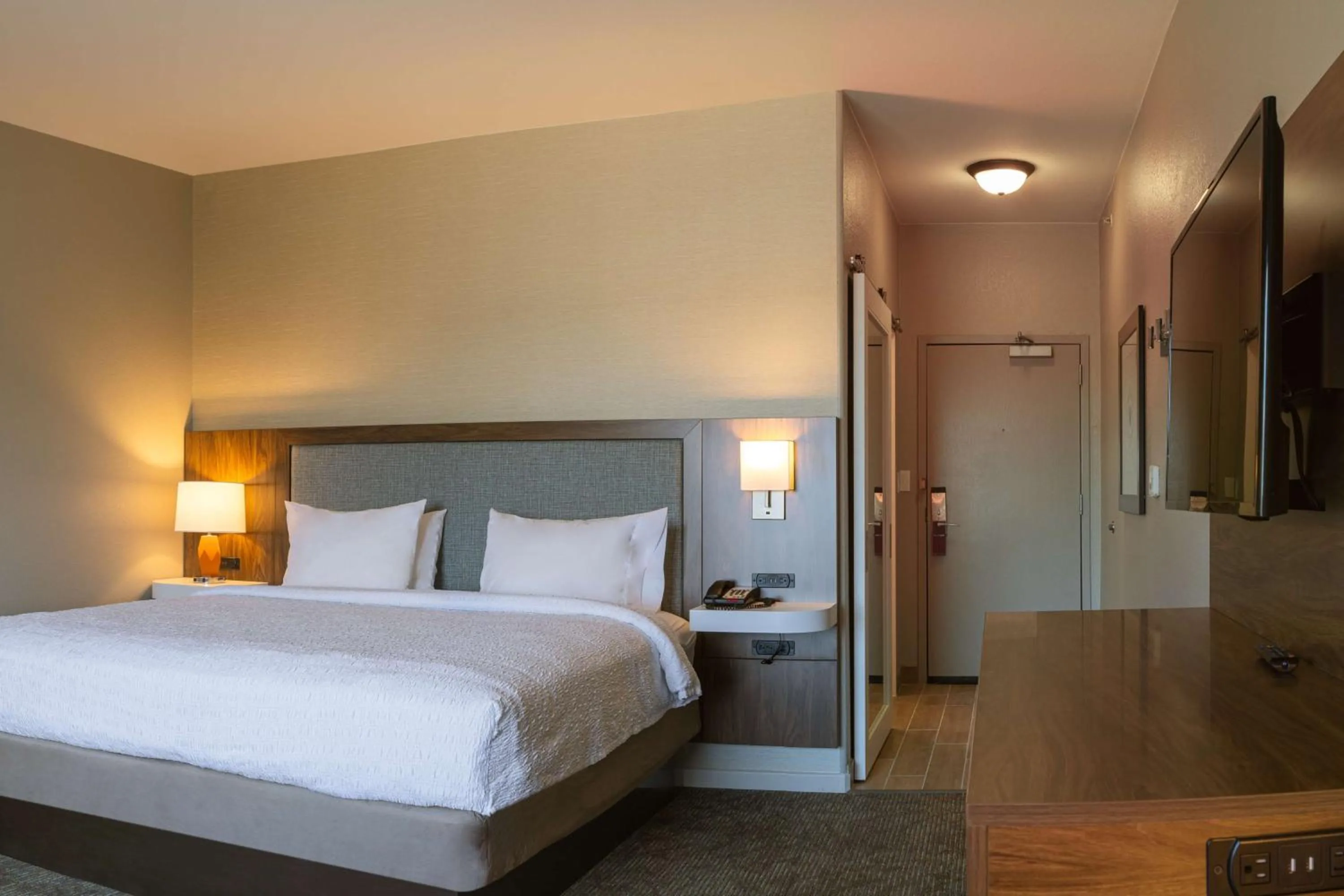 King Study Room with Sofa Bed - Non-Smoking in Hampton Inn & Suites Boerne