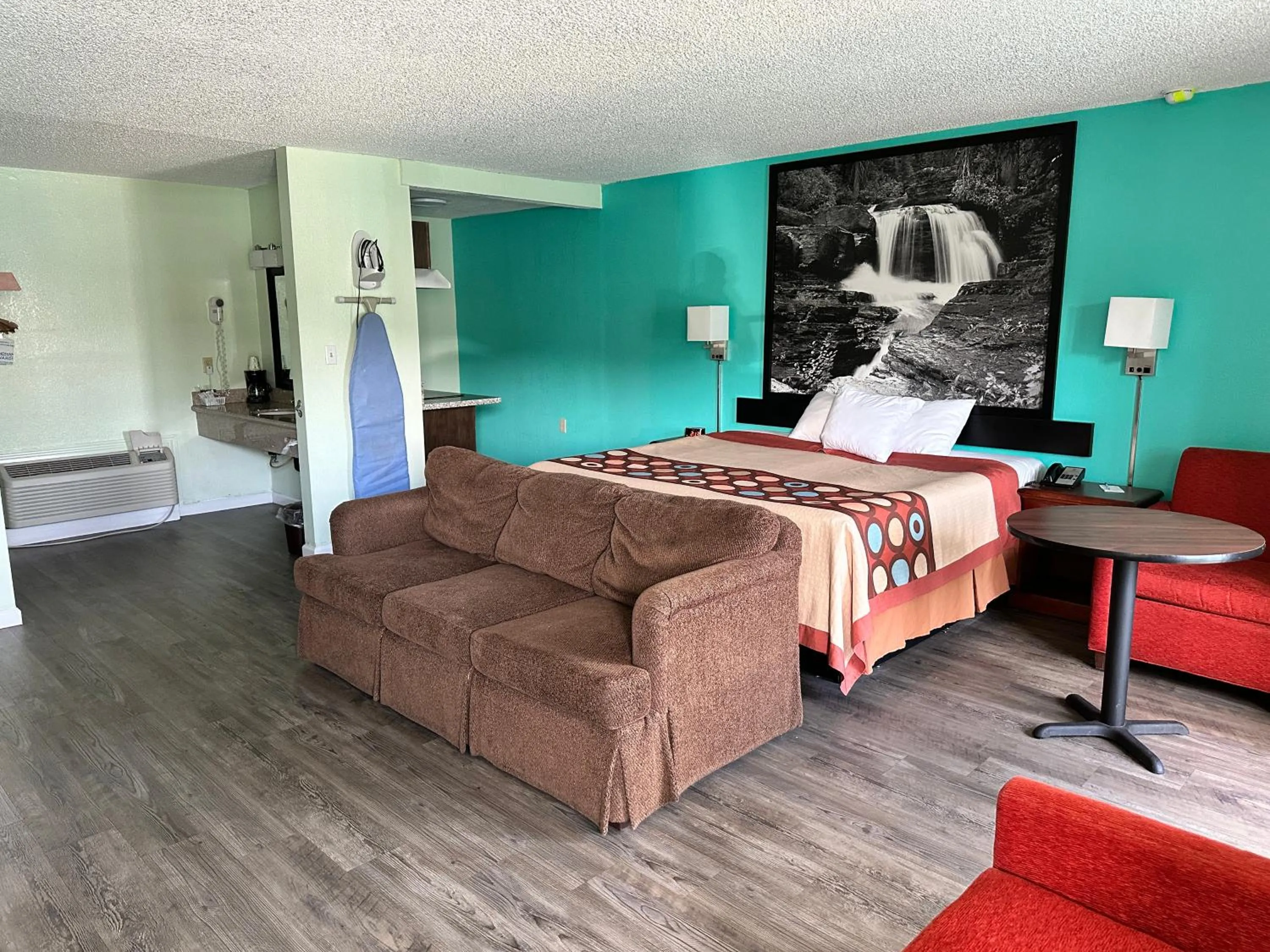 King Suite with Kitchenette, Non-Smoking in Super 8 by Wyndham Yreka