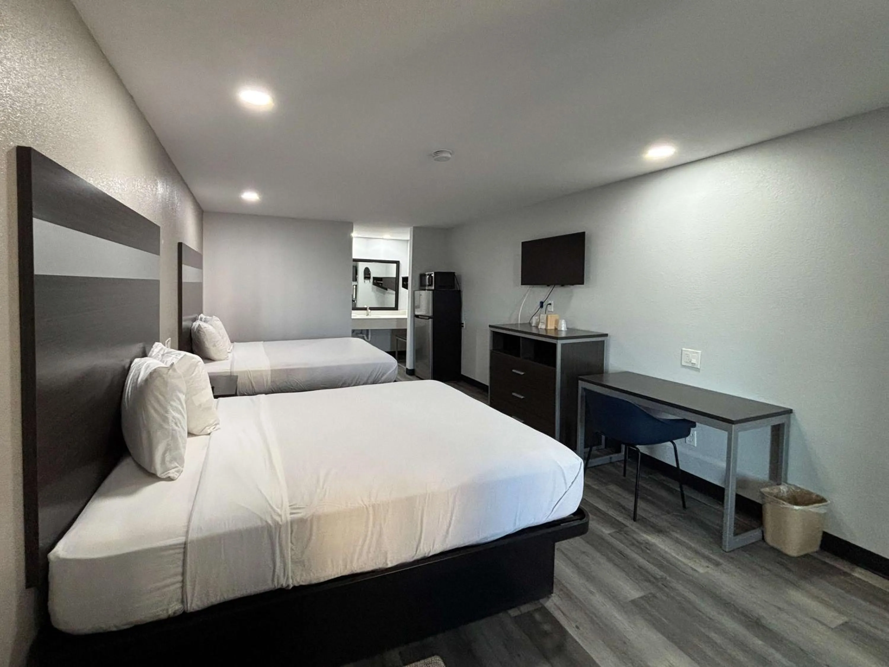 Queen Room with Two Queen Beds - Smoking in Americas Best Value Inn & Suites La Porte/Houston