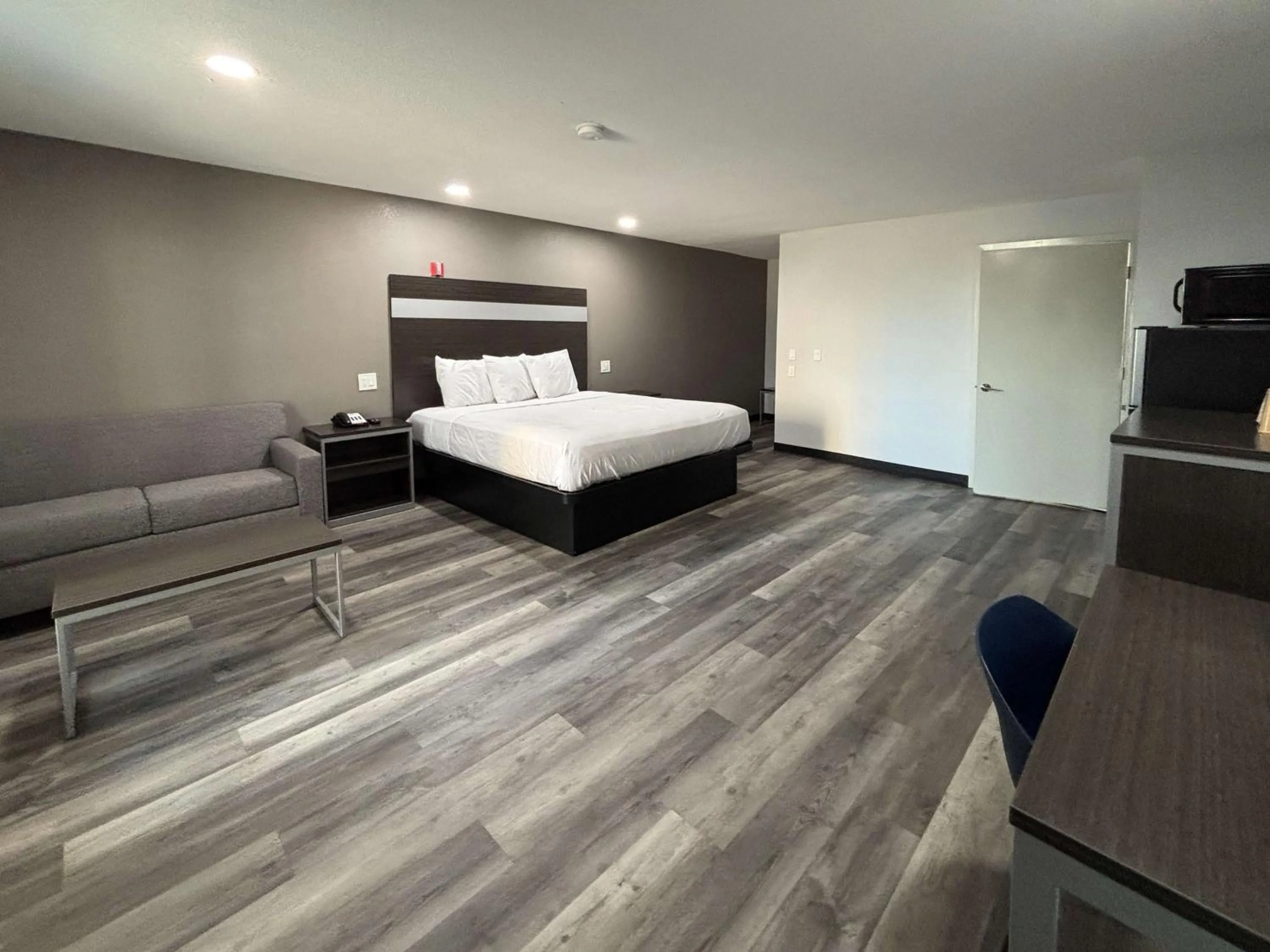 Superior King Suite - Non-Smoking in Americas Best Value Inn & Suites La Porte/Houston