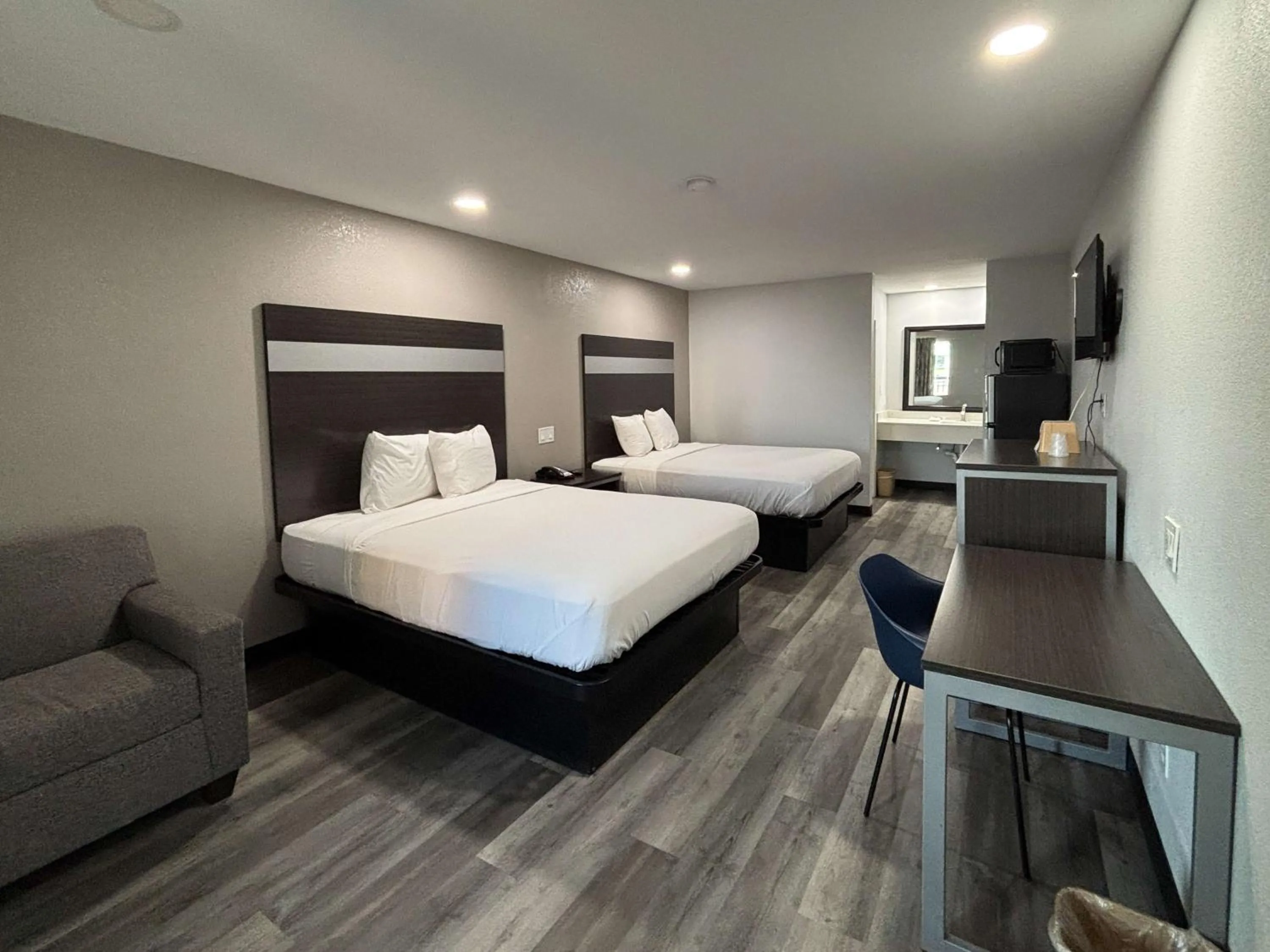 Queen Room with Two Queen Beds - Non-Smoking in Americas Best Value Inn & Suites La Porte/Houston