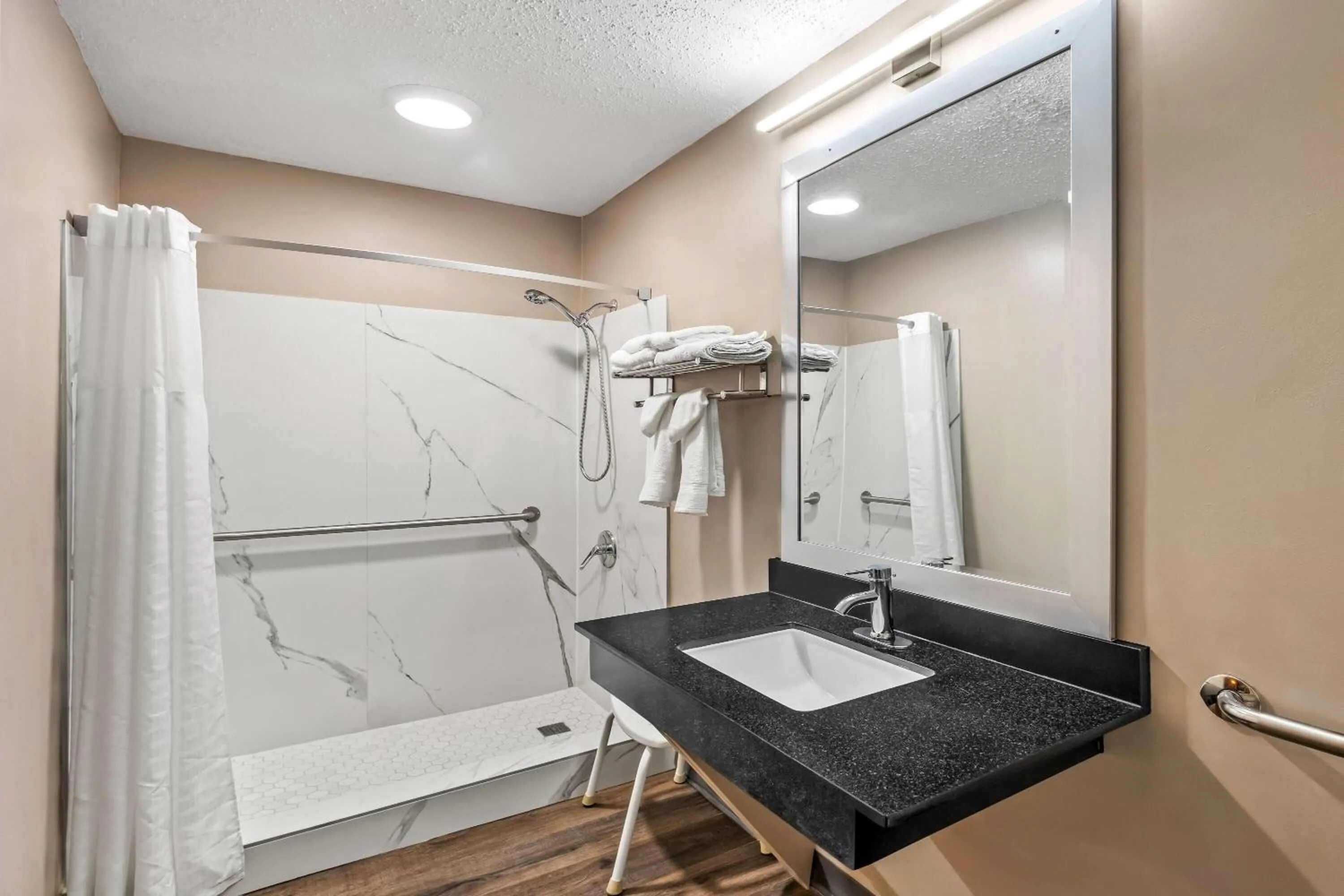 Queen Room - Mobility Access/Non-Smoking in Super 8 by Wyndham Commerce