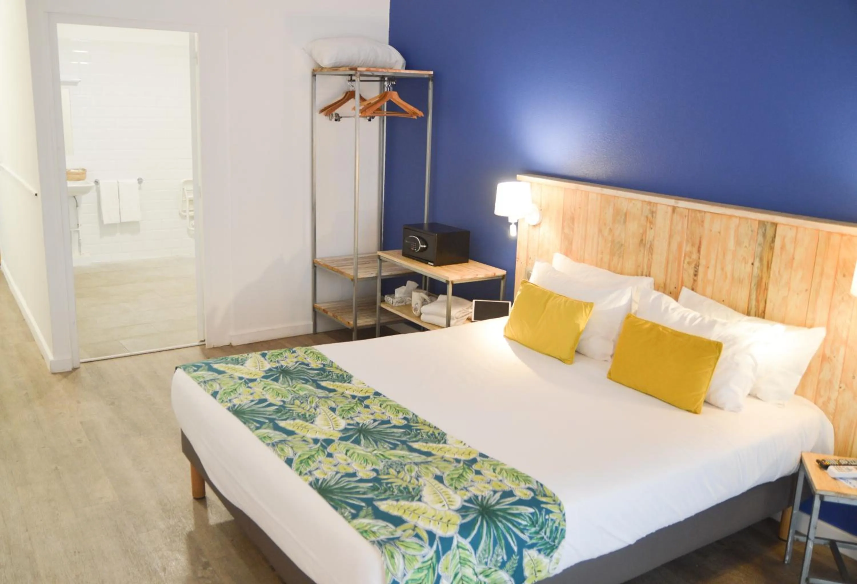 Double Room - Disability Access in Hôtel Le Grand Bleu