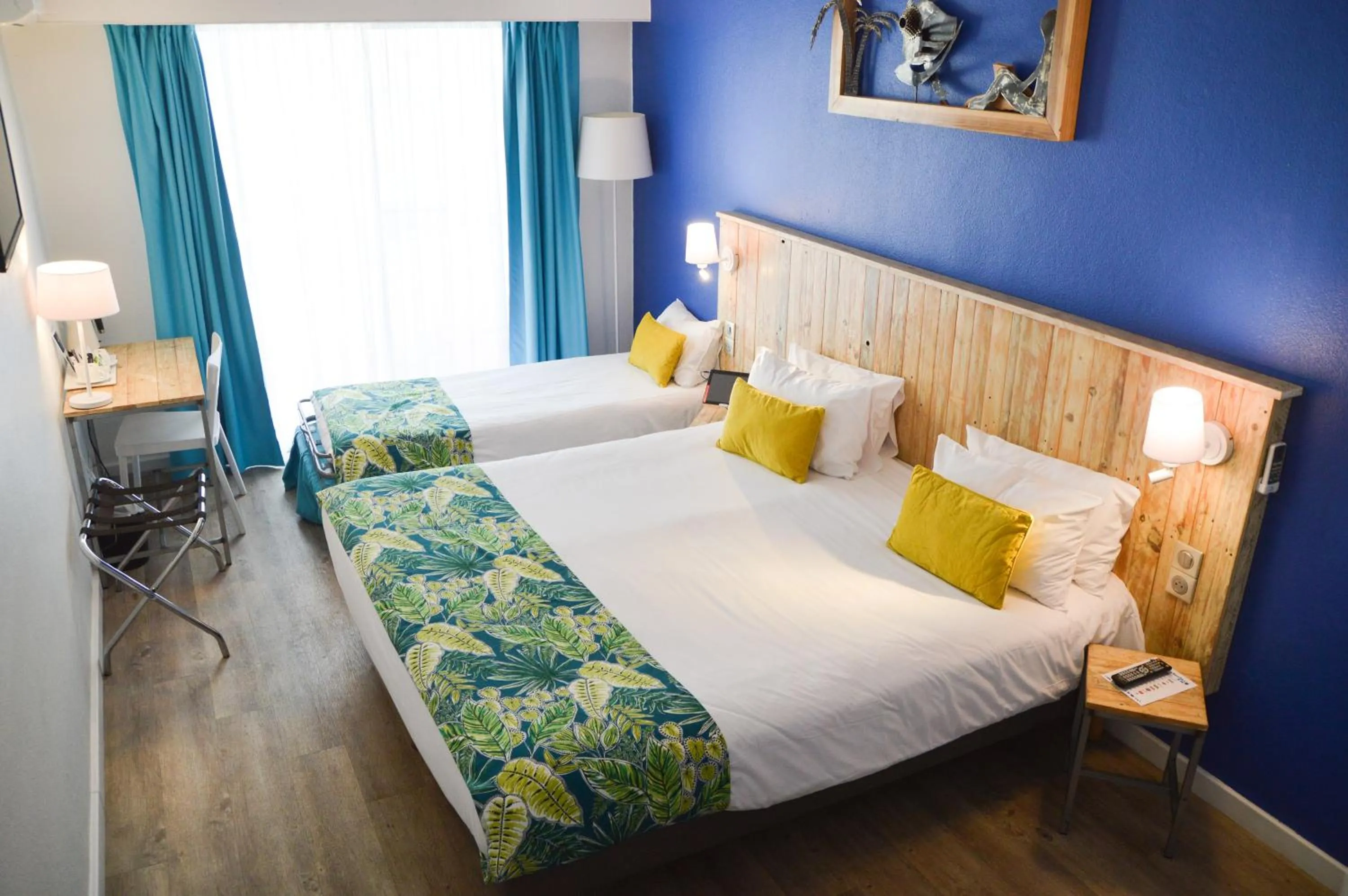 Standard Triple Room in Hôtel Le Grand Bleu